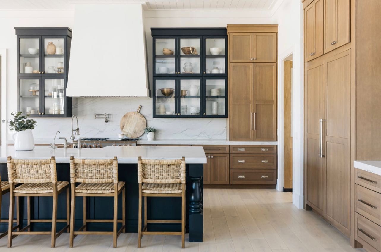 Yes, it’s okay to do more than one color in a kitchen! @omegacabinets #whiteoakkitchens #blackcabinets #whiteoakcabinets #kitchendesign #glasscabinets #interiordesignideas #kitchenideas