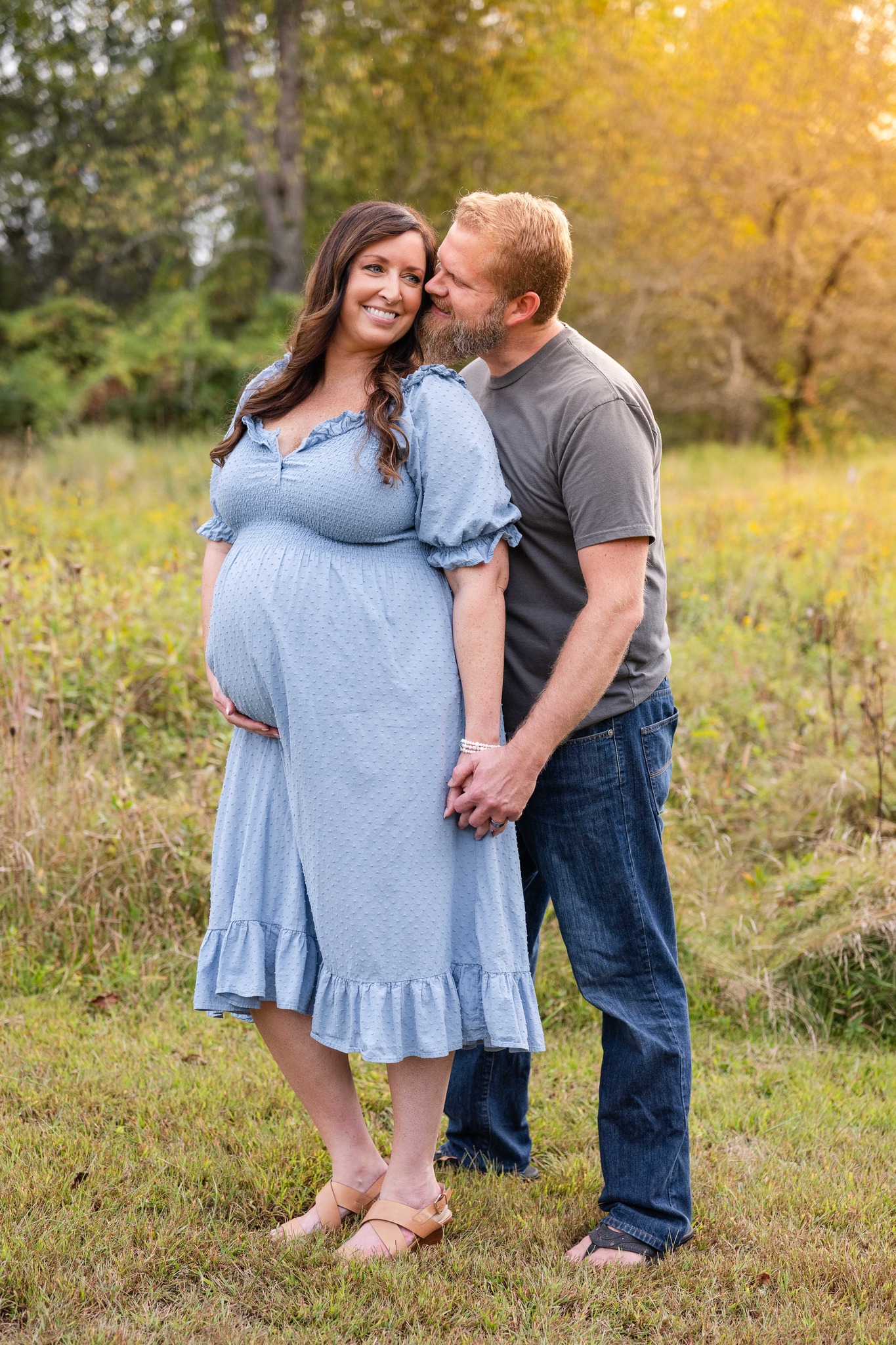 Who else is ready for some glowing summer sunsets?? #MaternityShoot #maternityphotography #pittsburghmaternity #madelinejanephotography #summerportraits #harrisonhillspark #minisession