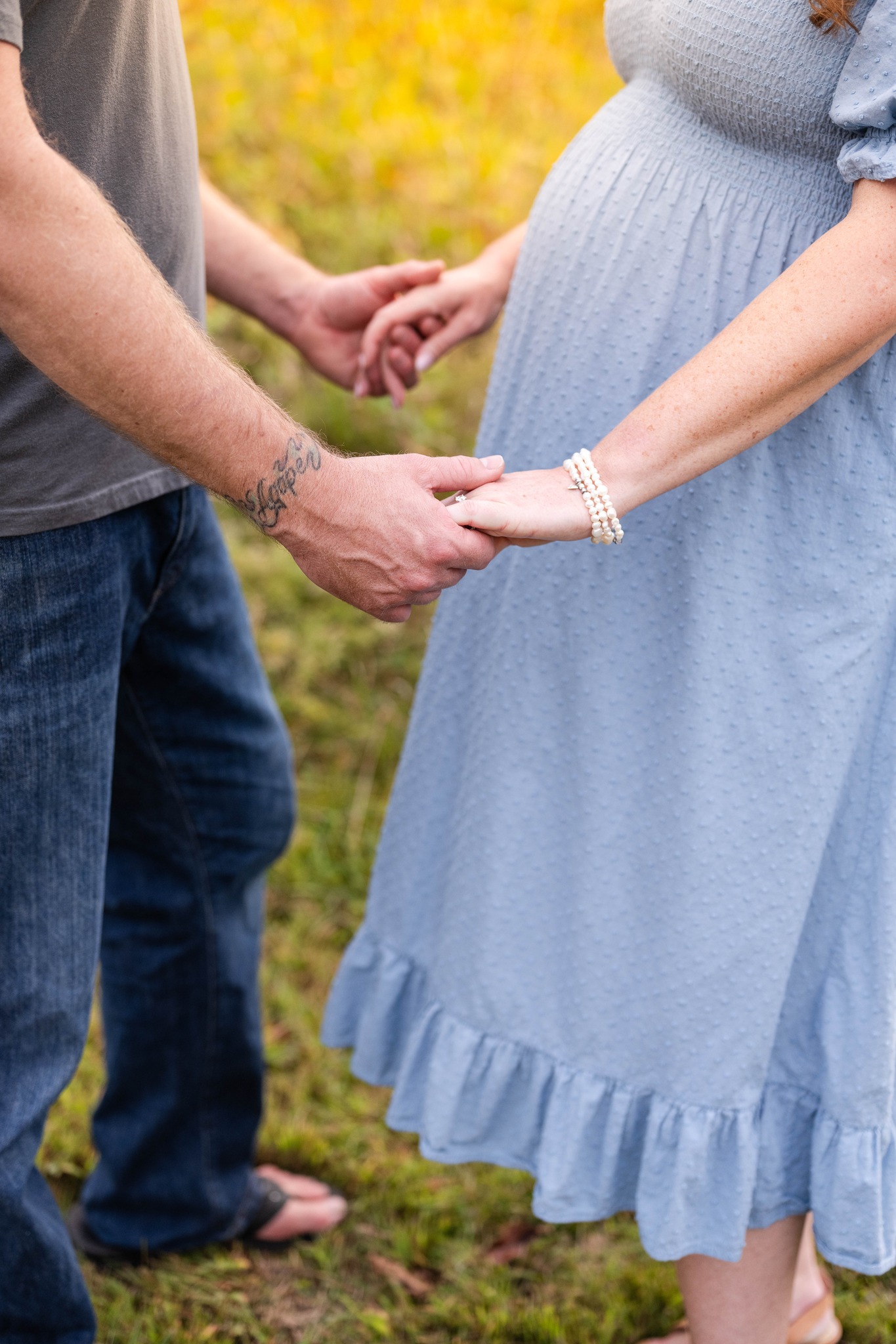 Who else is ready for some glowing summer sunsets?? #MaternityShoot #maternityphotography #pittsburghmaternity #madelinejanephotography #summerportraits #harrisonhillspark #minisession