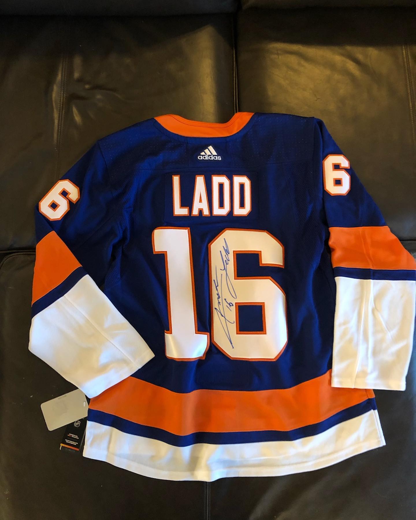 Big thanks to @andrew_ladd16 for donating one of his jerseys for Windys Beers For Breasts this weekend! Thanks to @ladder4303 for making this happen! Come join us Saturday September 28th 5pm-8pm at Haney Public House.