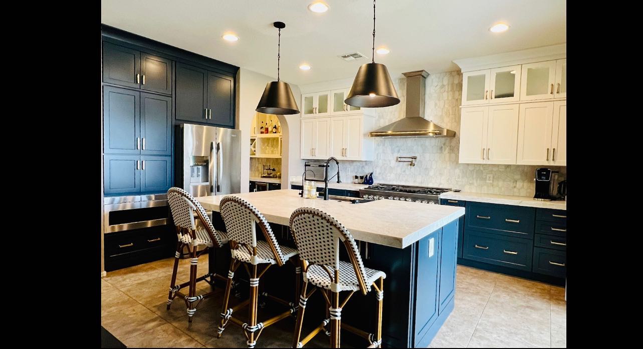 If you ❤️Navy blue we think you will ❤️ this kitchen!