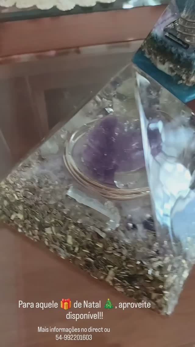 Aquele presente de natal com uma energia surreal temos essas lindas pirâmides Orgonite e kit 7 chackras entre outras peças disponíveis.