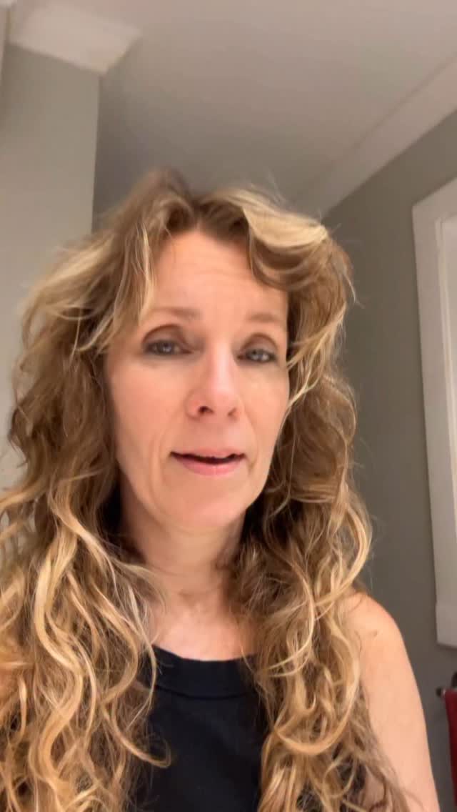 Worried about harsh cleansers? Too many products in your bathroom shelf? 🤑
I first tried this when I travelled and forgot to bring cleansers - and it works like a charm!
🤔Why? How?
The ingredient in creams and lotions that help water combine with oils (emulsifiers) are also part of the surfactant (cleanser) family. They will help your makeup stick to them, and wipe right off! ⭐️
‼️ the thicker the cream, the better! (i’ve even tried foot creams for this! In a pinch of course)
Note; I don’t wear water resistant make up, so if you do, it will still work, but not as magically
This tip goes to show you that you don’t need so many products! Don’t be oversold!
❓ will you try this? 😉 let me know how you do!
.
#tipsandtricks #creamcleanser #facecleanser #helpfultips #inspiration #lessisbest #minimalistliving #easytip