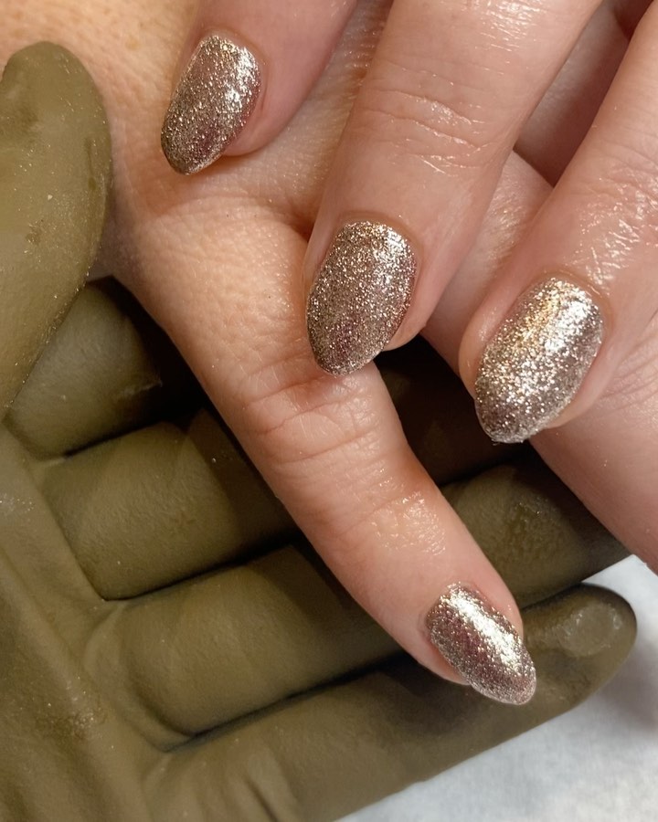 Rose gold is to die for 😍 festive nails ! #thegelbottle