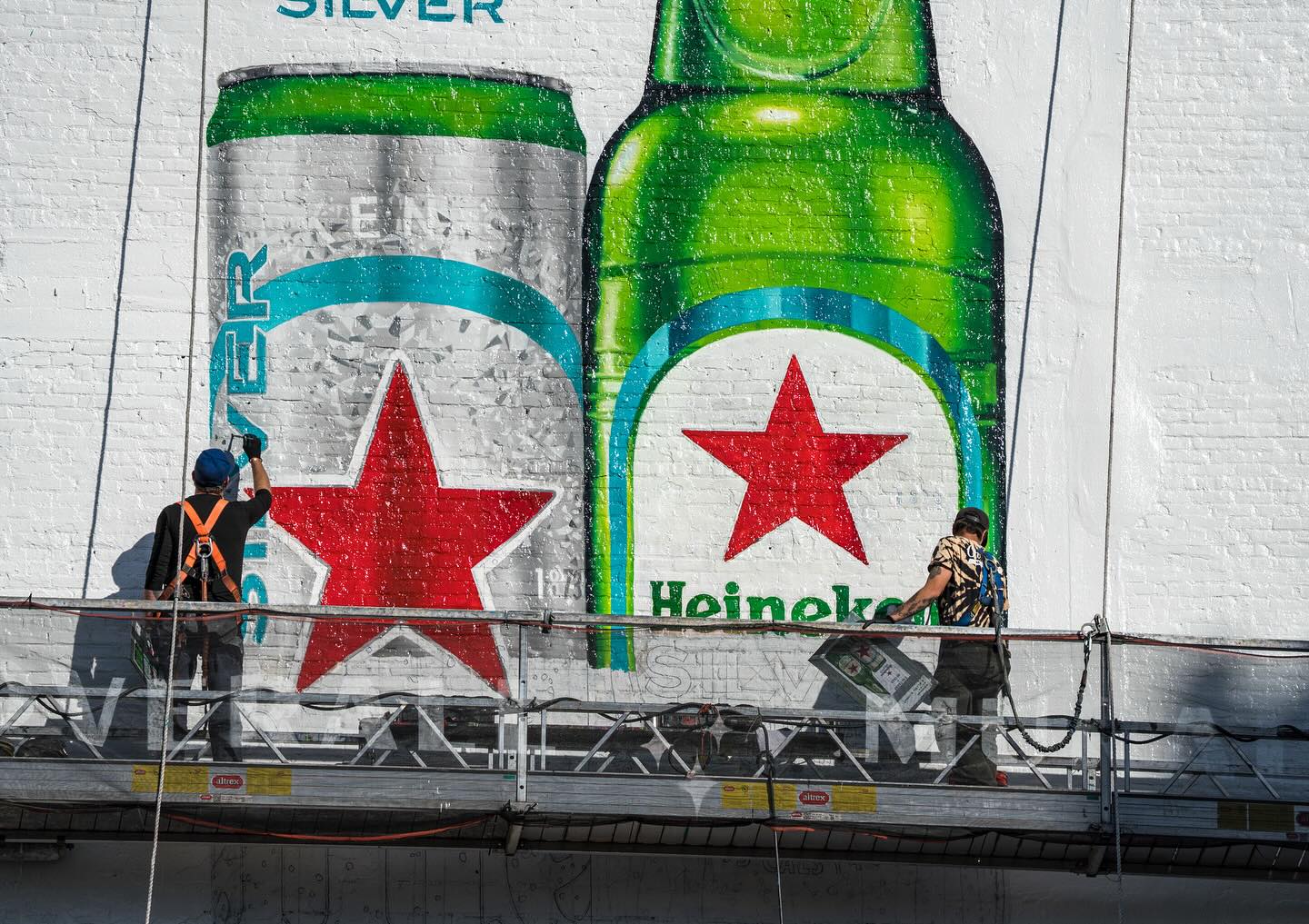 Chicago, it’s time to be-er your best self! 🍻🎨 This @heineken is as fresh as the Windy City breeze. Cheers to good times