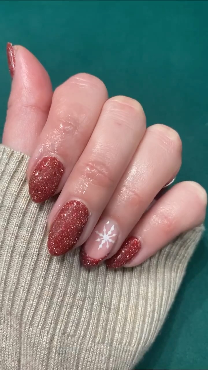 Festive nails are what we need right now 😍 🎄 ❄️ ❄️
#thegelbottlecompany #christmasnails #beauty #nails #biabnails #trends #asmr
