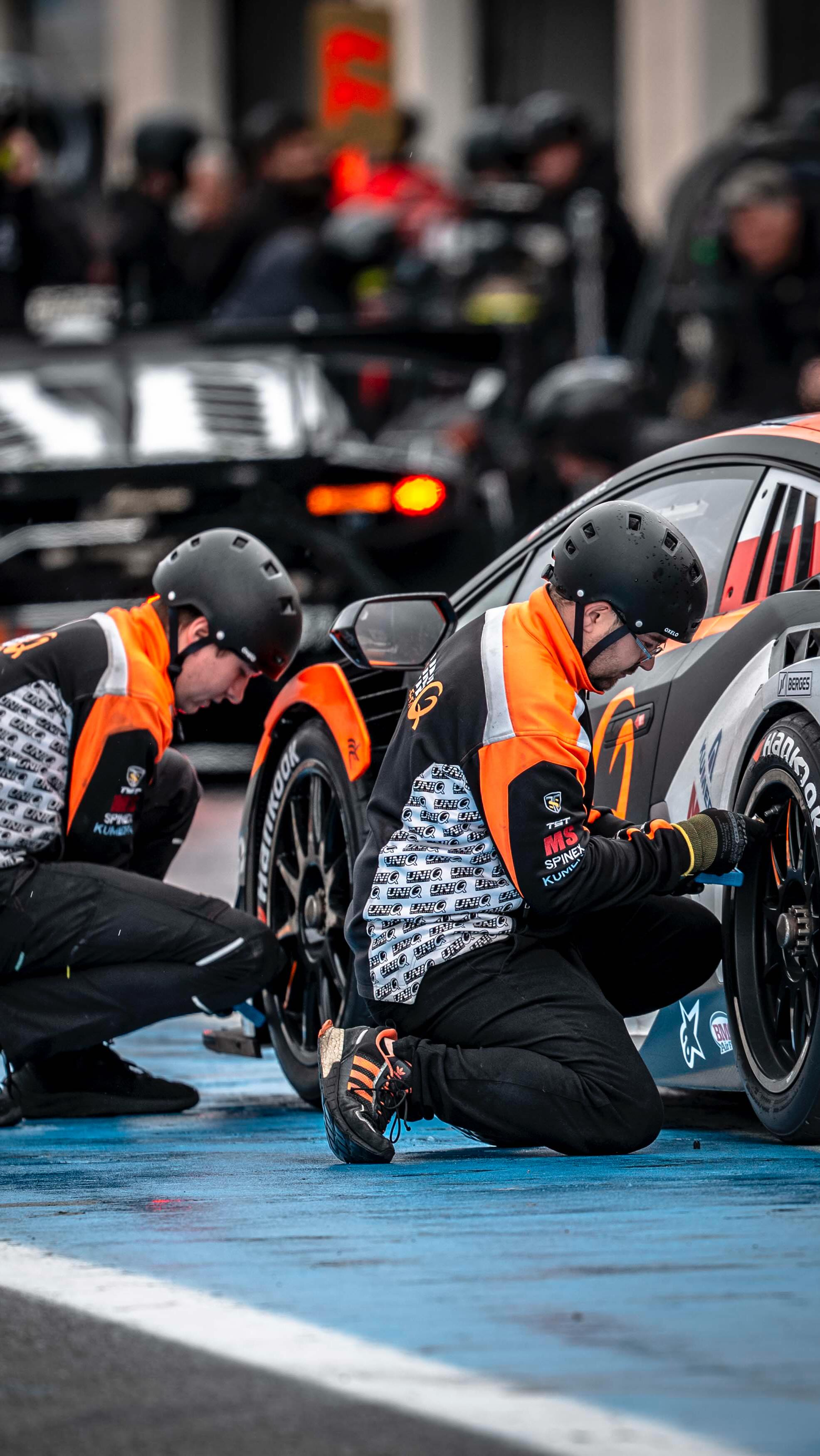 Preparation for the Lamborghini Trofeo season – the first round is already behind us. Every success is built on hard work and attention to detail. The same goes for the car as it does for the driver.
In a sport where every tenth matters, being Uniq isn’t a choice – it’s the edge @msspinex @j.spinkiewicz @berges_motion @tst_solution @lamborghinisc @peterkissdesign @hankooktire.motorsports @macron @pertaminalub