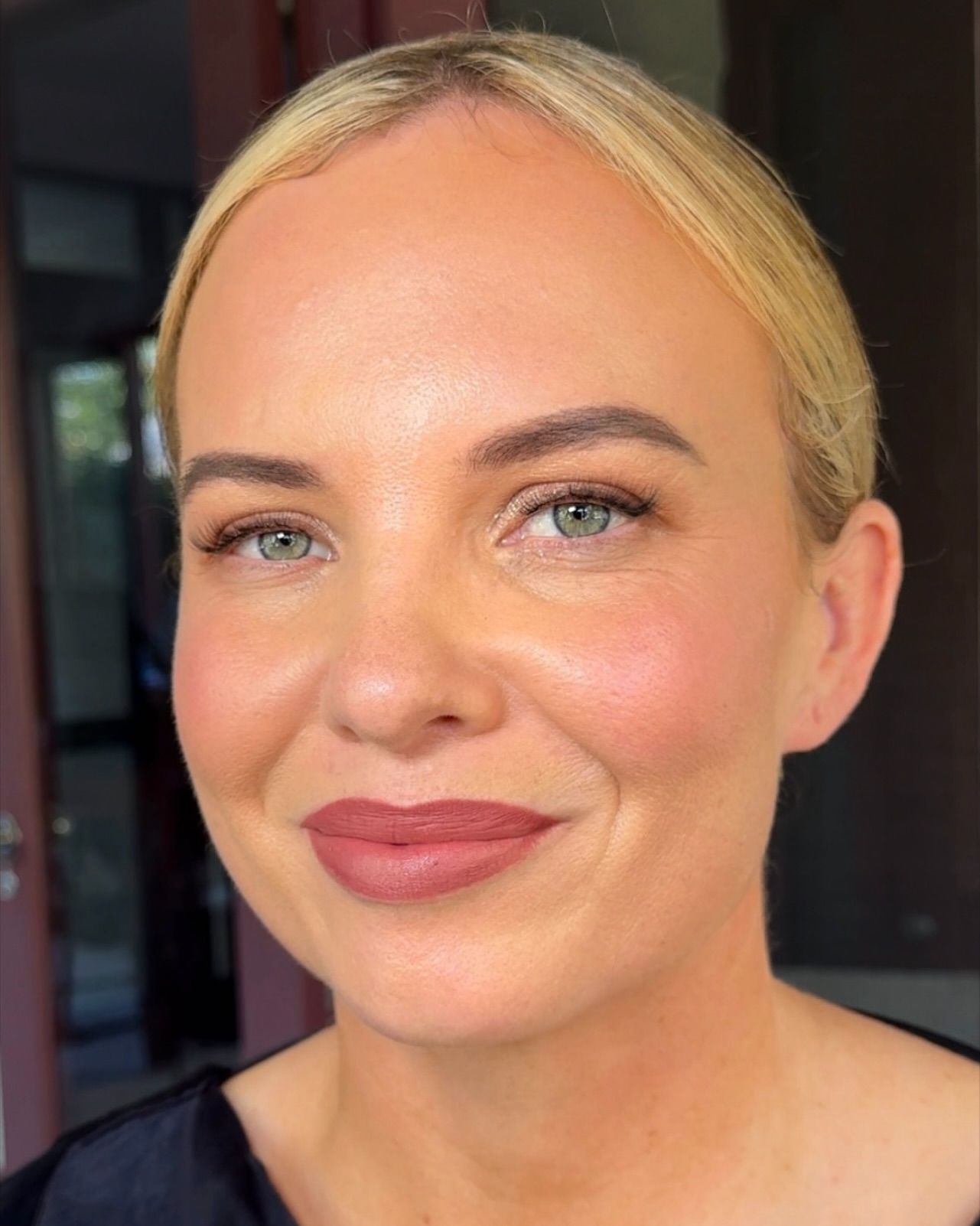 Embracing your natural glow! Stunning work by @bridalglowco artist ELL.
To inquire about ELL's availability for your special day, please contact us via the link in our bio 🔗
