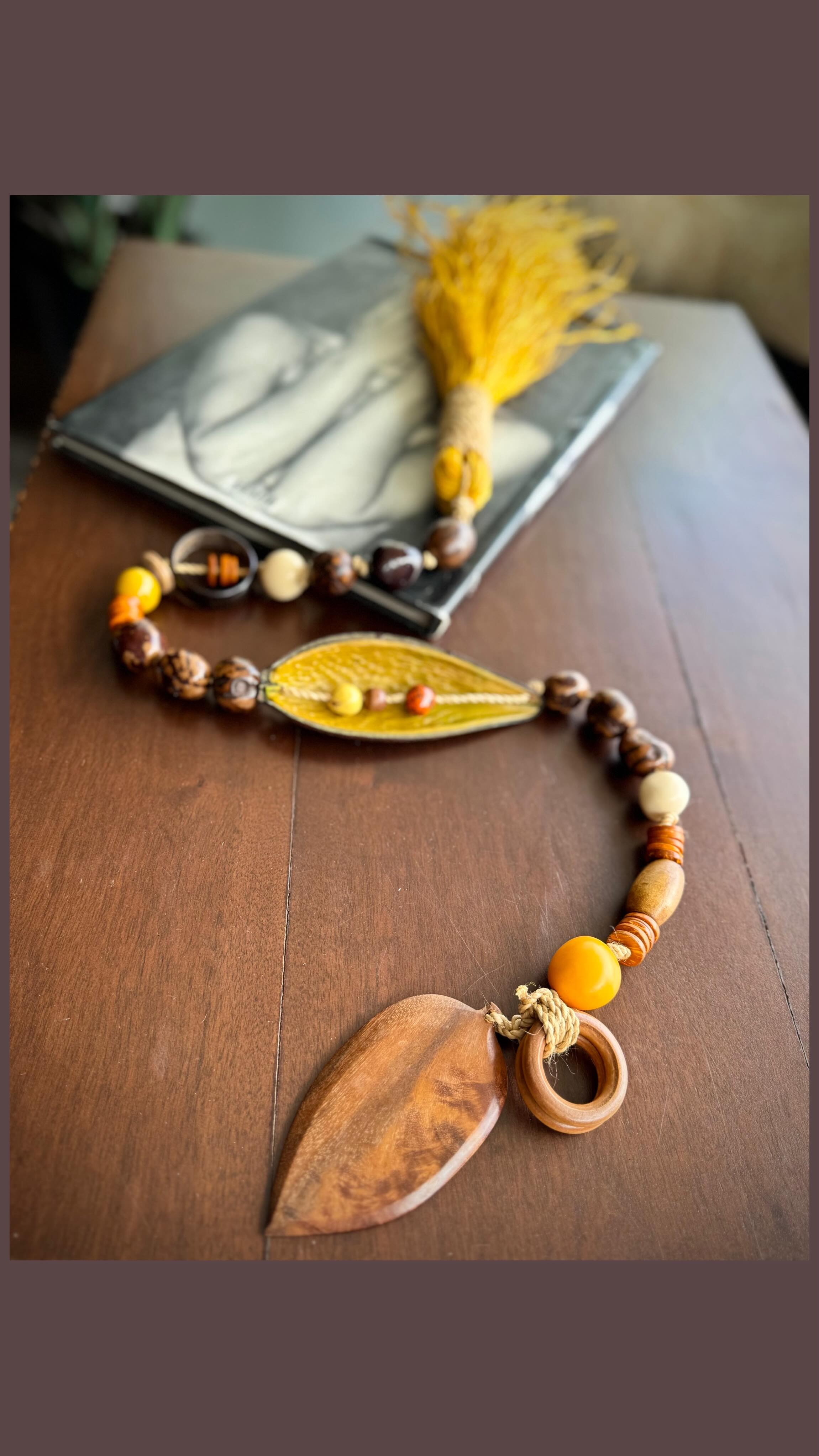 Neste Dia das Mães, leve para a decoração da sua mãe a beleza única deste lindo colar de mesa que expressa a preciosa biodiversidade da floresta amazônica.
Todo feito à mão e medindo em torno de 1,20m.
Acesse o nosso site na coleção CASA e aproveite o FRETE GRÁTIS para todo o Brasil.
#tudofeitocomasmãos
#arquiteturadeinteriores
#decoraçaomoderna
#arteamazonense
#colardemesasofisticado