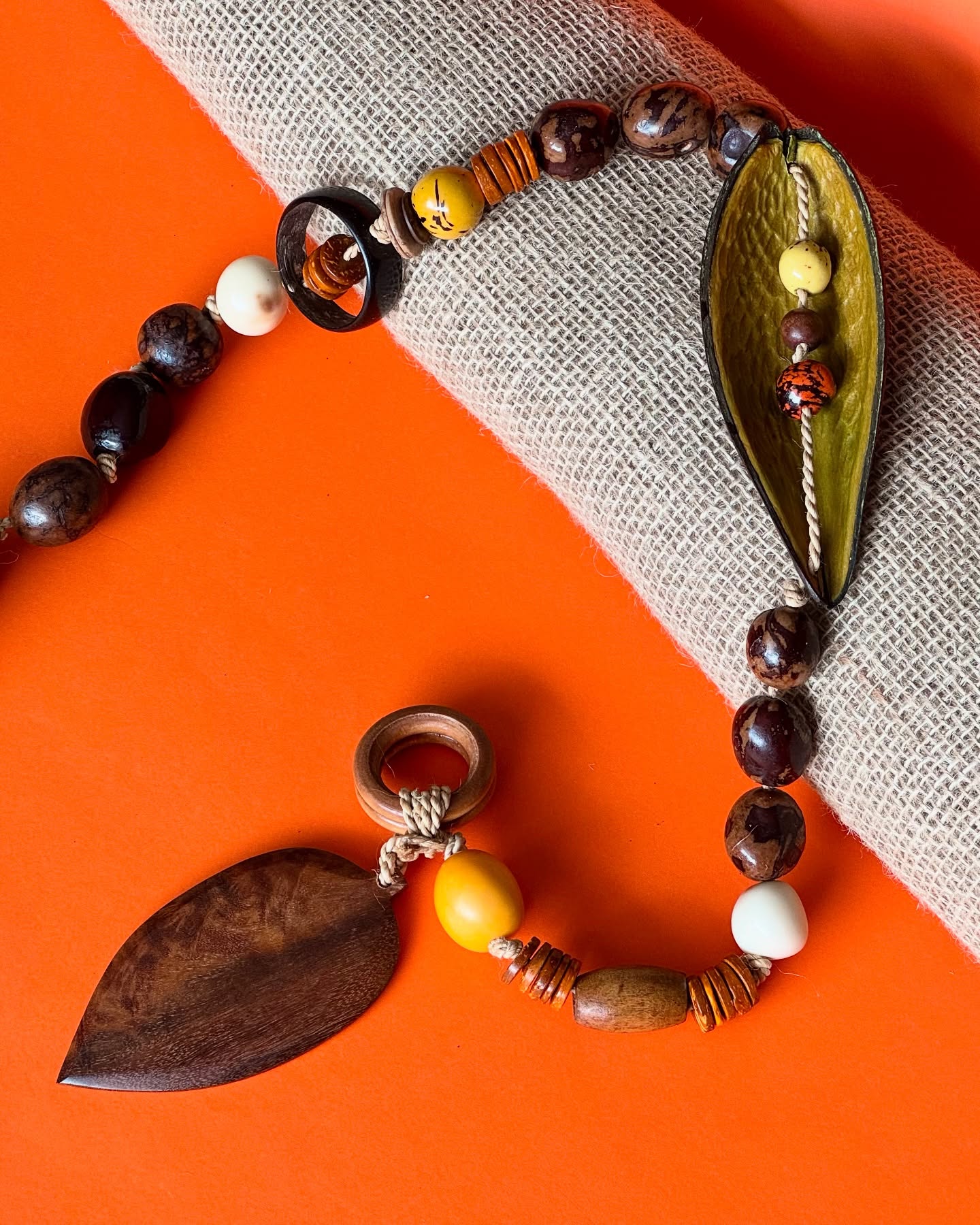 Parte do nosso colar de mesa ou parede que mede em torno de 1,20m e foi criado com vários tipos de sementes e fibras em tons terrosos e amarelo.
Colorido e com um desenho exclusivo, celebra a cultura da Amazônia.
Para garantir o seu, acesse a nossa loja virtual e aproveite o FRETE GRÁTIS para todo o Brasil.
#tudofeitocomasmãos
#arteamazonense
#arquiteturadeinterioresedecoração
#decoraçaomoderna