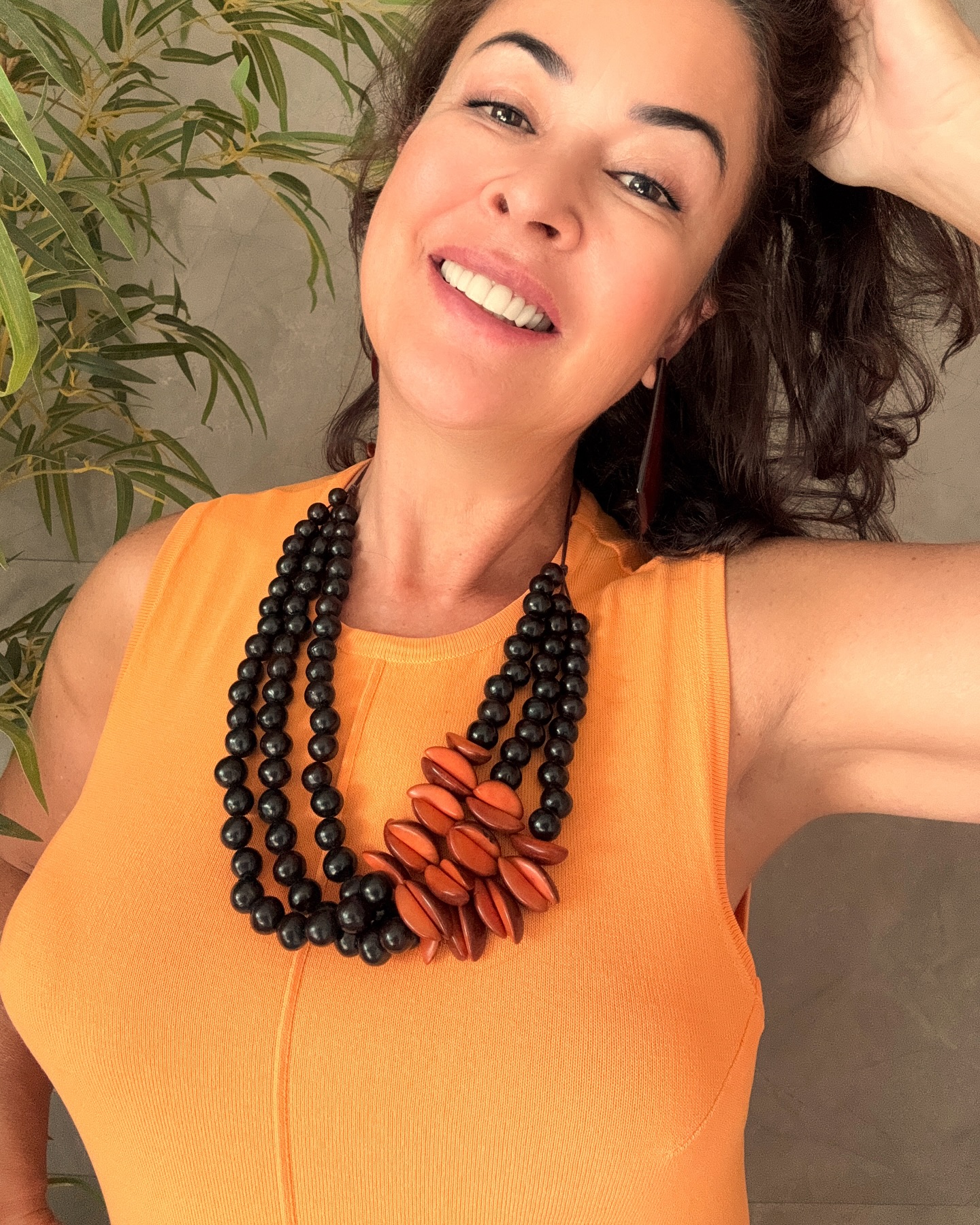 O colar feito com sementes de saboneteira preta e buritis fatiados tingidos em laranja representa beleza e arte sustentável da região amazonense.
Para adquir esta peça, entre no nosso site na Coleção Amazônia. Aproveite o cupom BEM-VINDA para desconto na sua primeira compra e FRETE GRÁTIS para todo o Brasil.
#tudofeitocomasmãos
#arteamazonense
#artevestivel