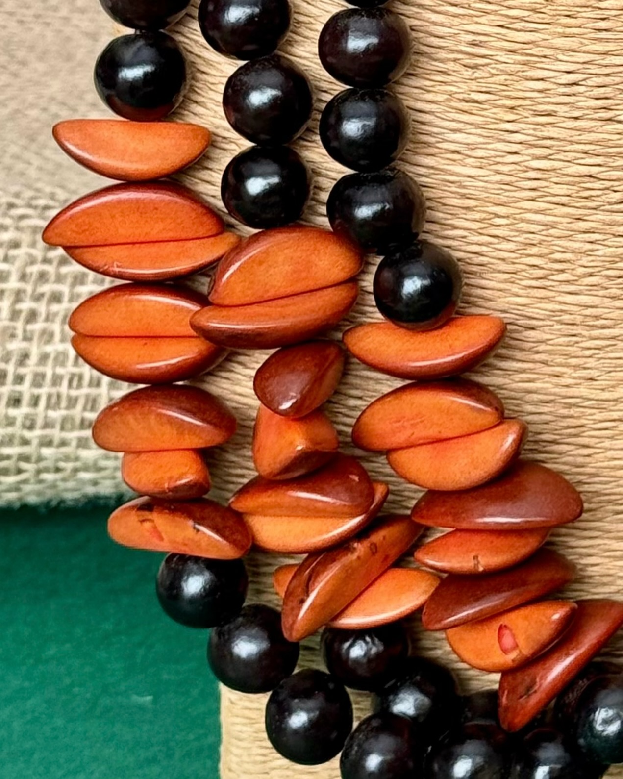 Detalhe das sementes de buriti cortadas tingidas em laranja no nova peça da Coleção Amazônia.
Para ter esta peça, acesse a nossa loja virtual e aproveite o FRETE GRÁTIS para todo o Brasil na compra de peças pronta entrega.
#tudofeitocomasmãos
#arteamazonense
#artevestivel