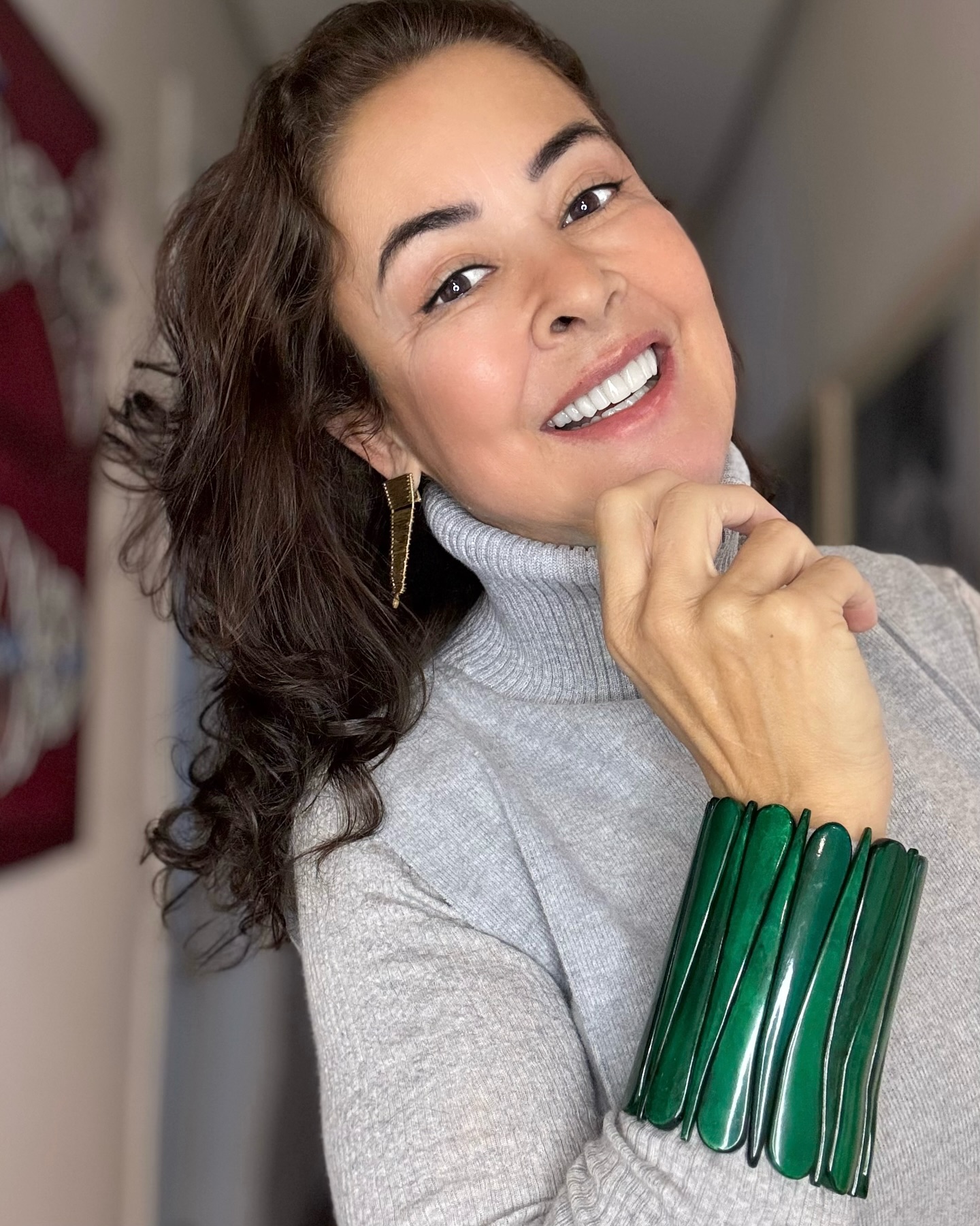 Aposte na sobreposição que o inverno pede escolhendo um dos nossos braceletes em osso bovino tingidos naturalmente.
O verde foi feito com corante da babosa.
Para adquirir o seu, acesse o nosso site na Coleção Osso Bovino e aproveite o FRETE GRÁTIS para compra de quaisquer produtos pronta entrega.