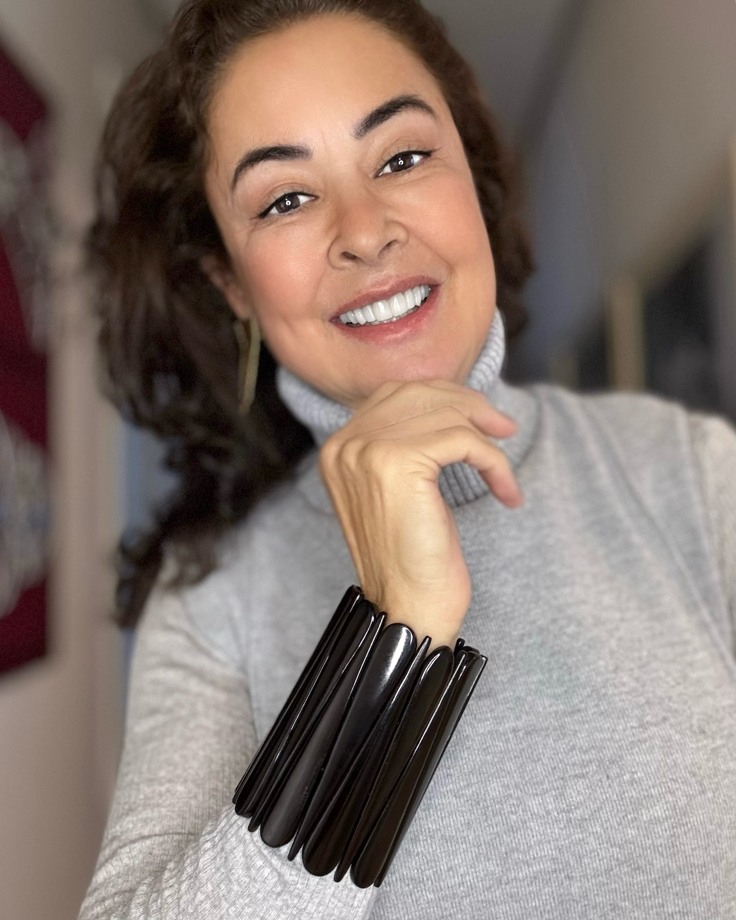 Os braceletes em osso bovino, usados sobre uma blusa de inverno, dão charme especial ao seu visual.
O clássico preto vai bem em todas as ocasiões.
Não perca a chance de ter o seu, acessando a nossa loja virtual e aproveite o FRETE GRÁTIS para compra de quaisquer produtos pronta entrega.