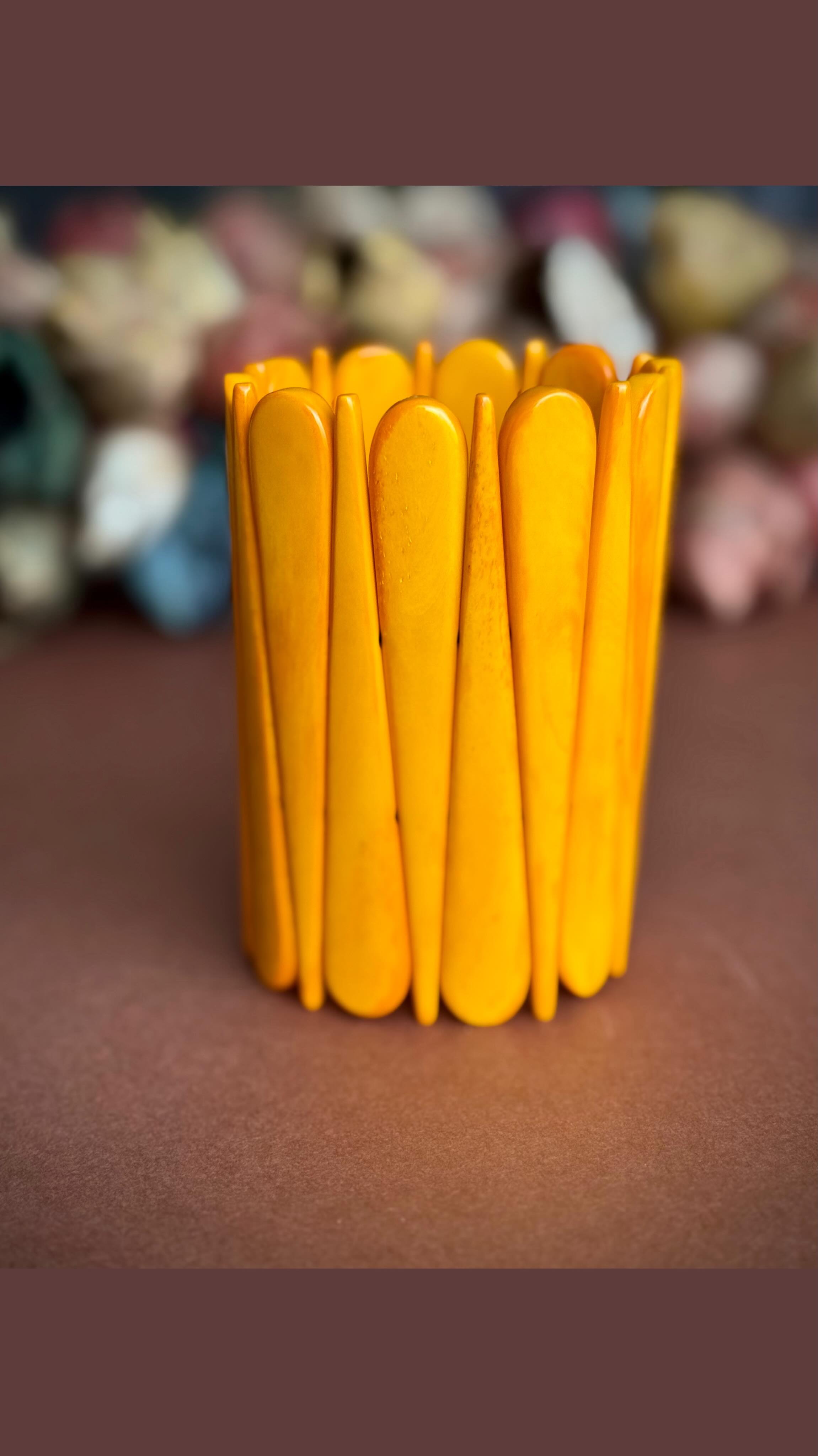 Acabaram de chegar nossos lindos braceletes em osso bovino. Eles são sempre tingidos à base de corantes naturais obtidos de flores, frutos ou fibras, o que torna este trabalho artesanal ainda mais especial.
Não deixe de adquirir o seu, acessando a nossa loja virtual na Coleção Osso Bovino e aproveite o FRETE GRÁTIS para compra de quaisquer produtos pronta entrega.
