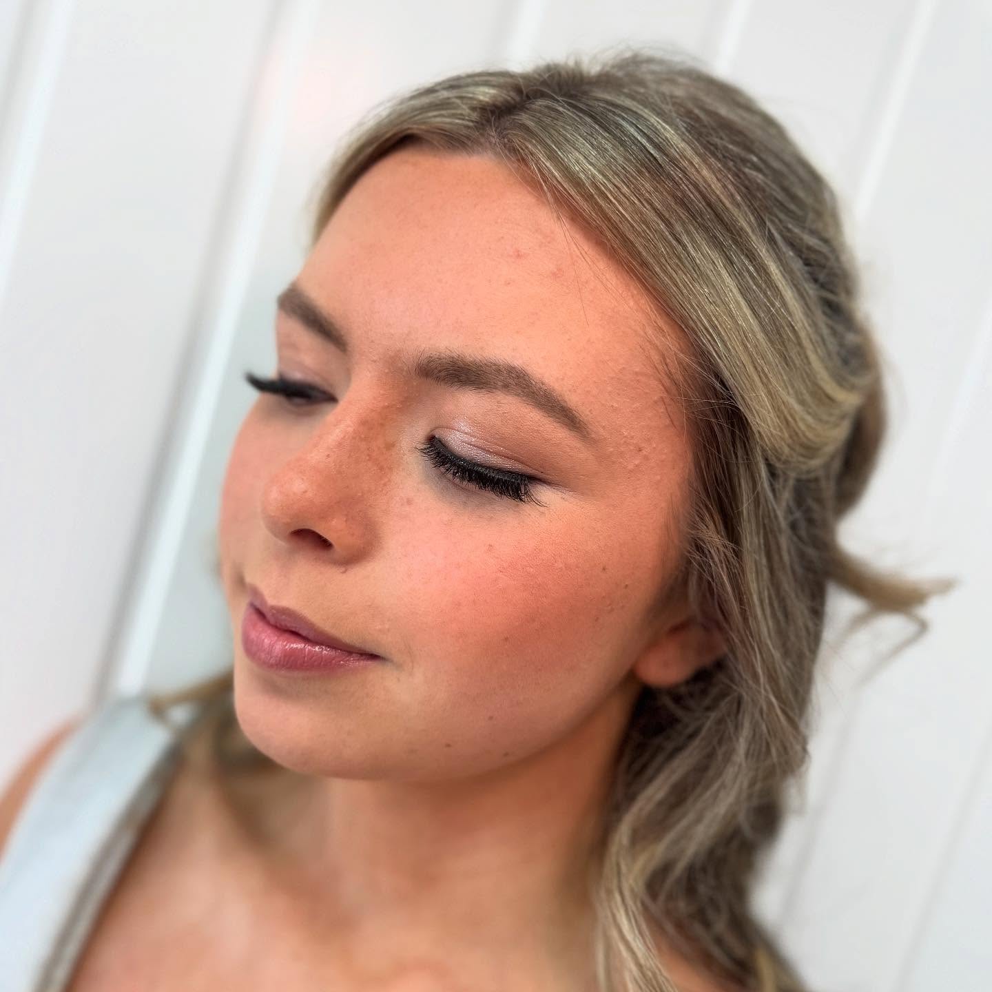 ✨ Natural Prom Glam Elegance ✨
Soft, radiant and effortlessly beautiful — this natural prom makeup look was all about enhancing Ellen’s features without overpowering them.
Glowing skin, neutral tones and a touch of sparkle made for the perfect prom night glam 💫
Makeup by Amanda Borg MUA
📍 @meggisalon
#PromMakeup #NaturalGlam #AmandaBorgMUA #Prom2025 #SoftGlam #MeggiSalon #GlowUp #FlawlessFinish