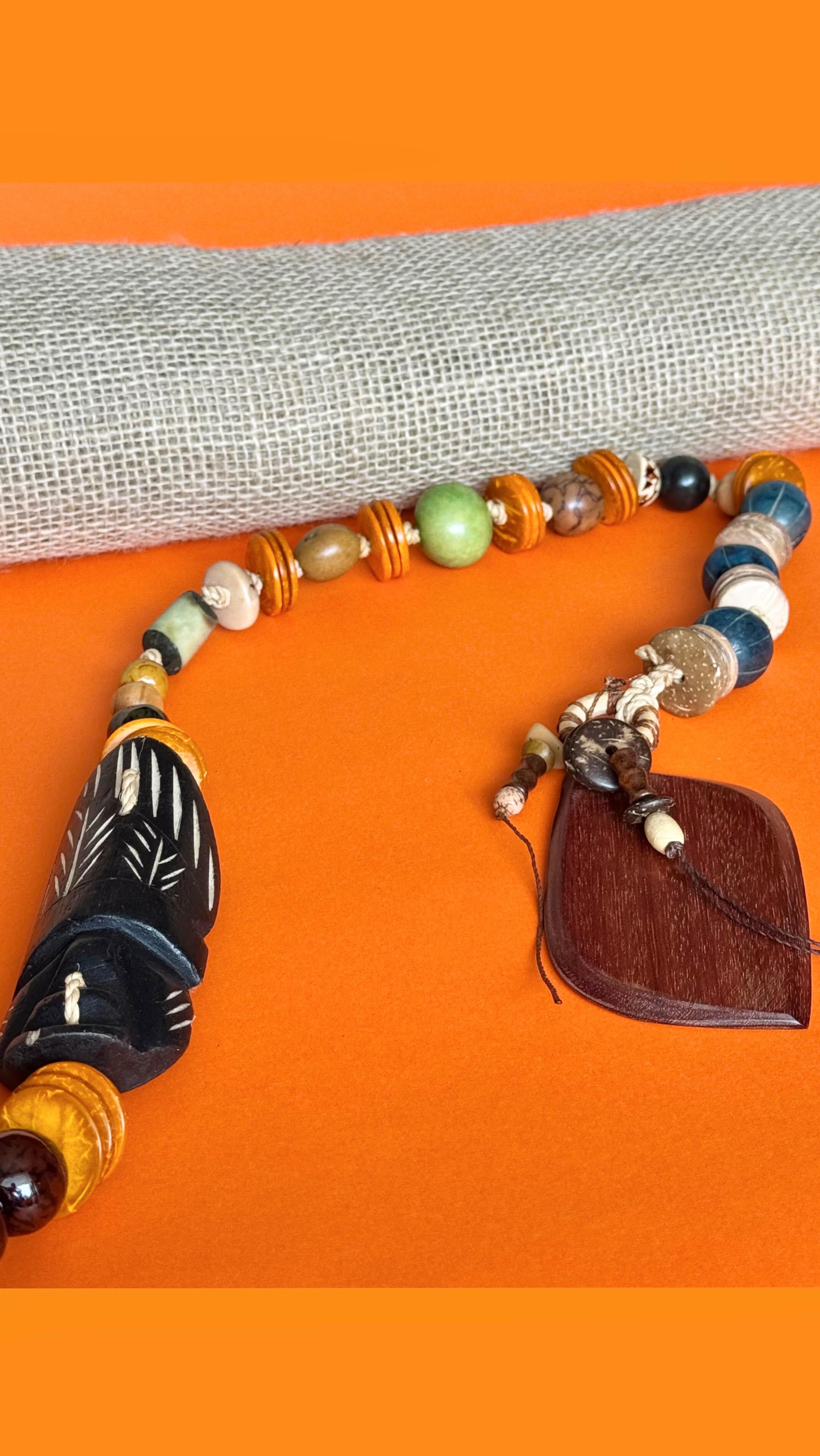 Um dos nossos lindos colares de mesa feitos com insumos amazonenses, representando arte e cultura brasileiras, pode ser uma maneira bastante original e singular para presentear o seu amor neste Dia dos Namorados.
Corre para o site na Coleção Casa para garantir o seu e aproveite o FRETE GRÁTIS para compra de quaisquer deles em pronta entrega.