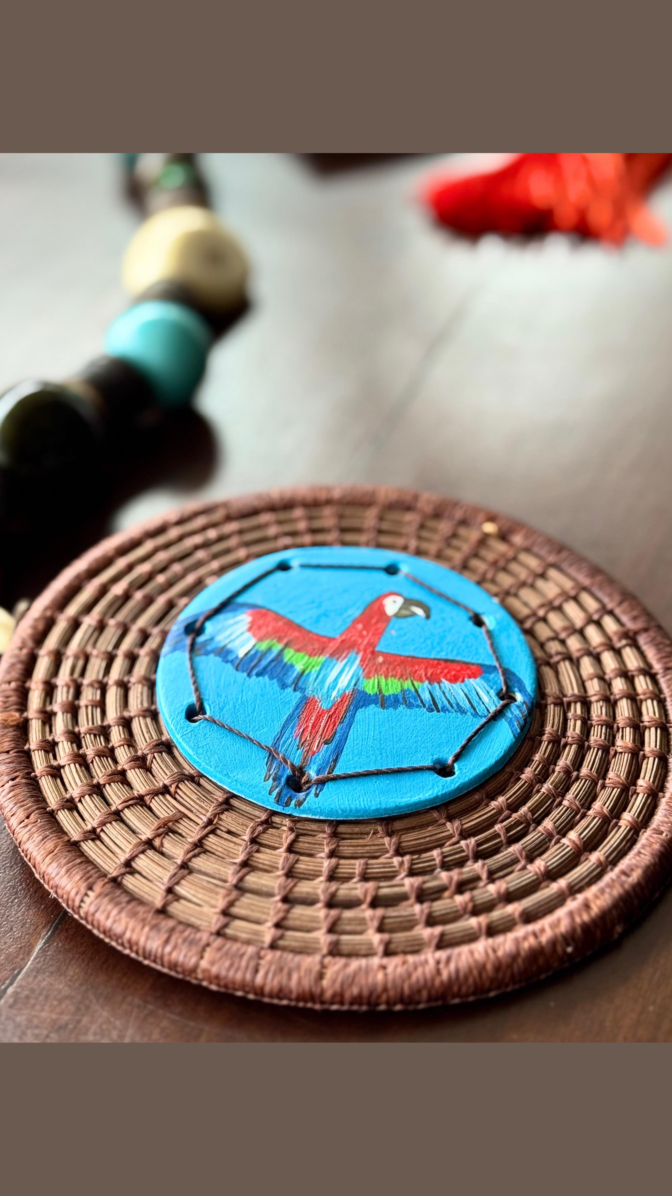 Arte amazonense de muita beleza no colar de mesa ou parede arara.
Mede em torno de 1,15m.
Para você usar trazendo brasilidade à decoração da sua residência ou escritório.
Para garantir esta peça, acesse a nossa loja virtual na Coleção Casa e aproveite o FRETE GRÁTIS para compra de quaisquer produtos pronta entrega.