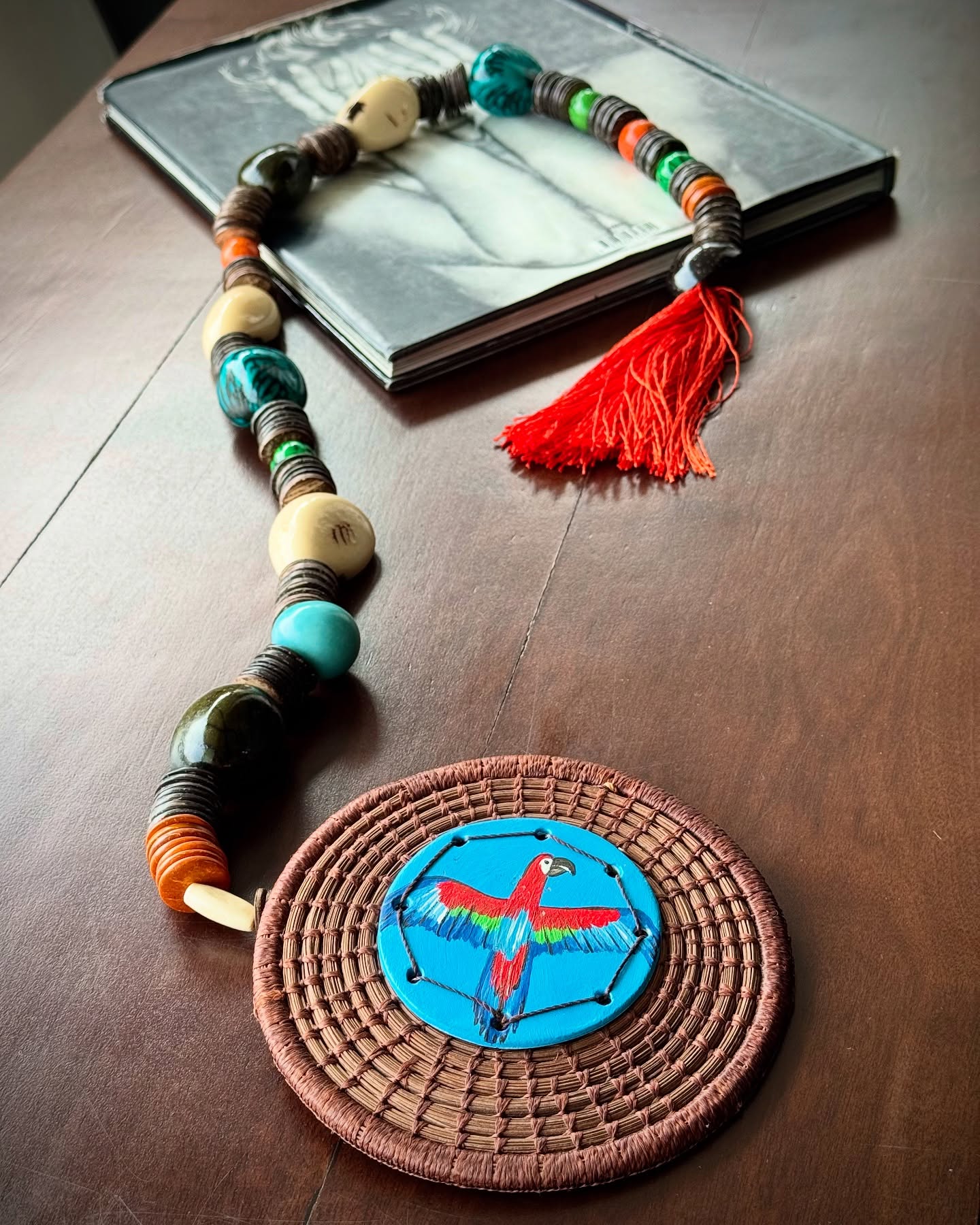 Beleza e arte no nosso colar de mesa ou parede arara.
Feito com medalhão em piaçava e peça em cerâmica, jarinas marfim tingidas em verde, azul e cru, mais sementes de buriti, tucumã e discos de coco. Finalizado com cachucho de fios de seda.
Para adquirir essa peça, acesse a nossa loja virtual e aproveite o FRETE GRÁTIS para compra de quaisquer produtos pronta entrega.