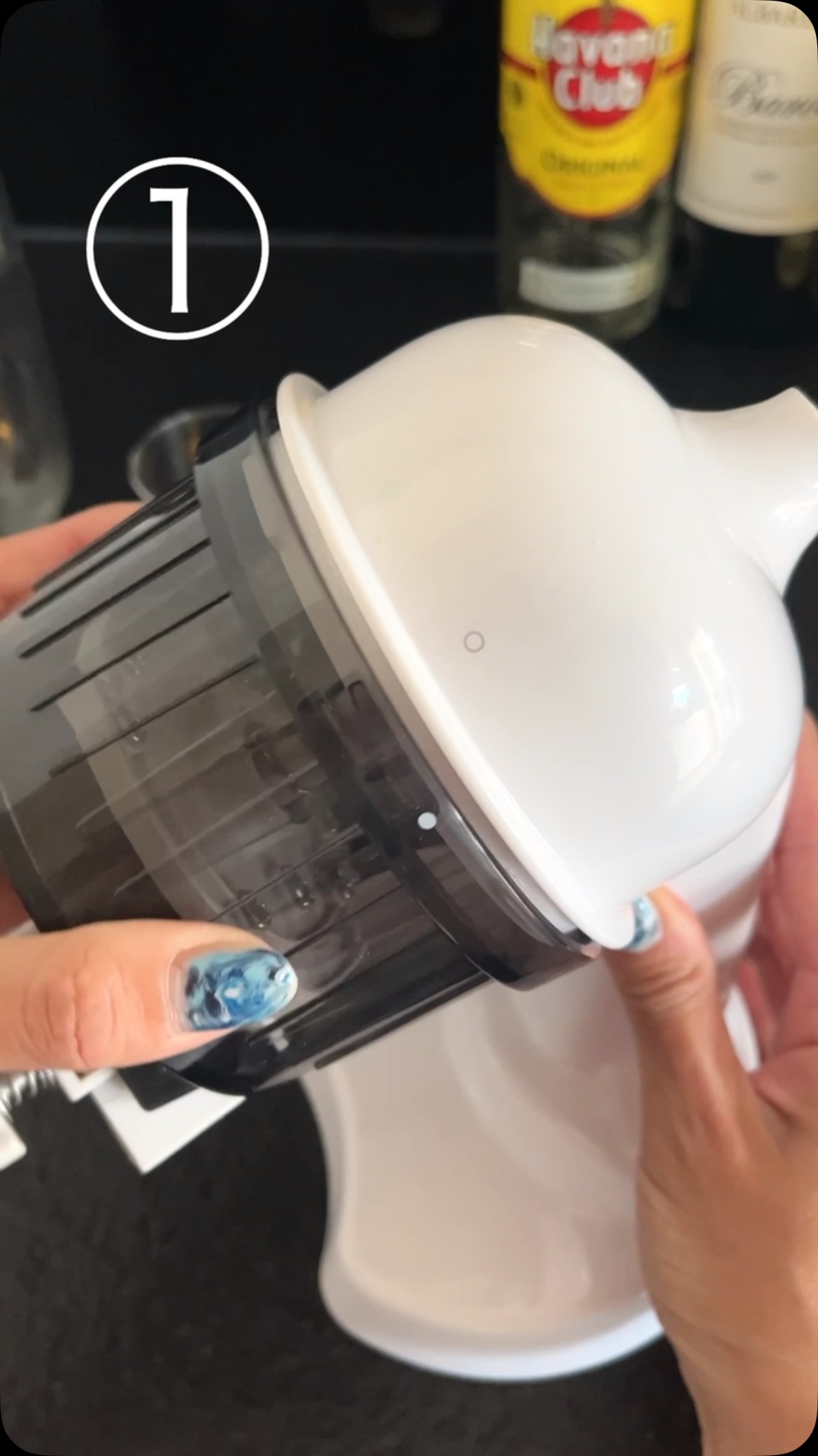 COMMENT UTILISER VOTRE MACHINE SNOWPOP COMPACTE 🍧☀️
Rafraîchissez-vous en 3 étapes faciles !
Parfaite pour les journées chaudes — super simple et fun à utiliser !
1️⃣ Ajoutez de la glace
Remplissez le compartiment avec des glaçons classiques ou de la glace en bloc.
2️⃣ Râpez la glace
Fermez le couvercle et appuyez sur le bouton — la neige commence à tomber ! ❄️
3️⃣ Ajoutez les toppings
Versez votre sirop préféré, du lait concentré sucré ou des fruits frais. 🍓🥭🍫
✨Laissez parler votre créativité !
✅ Facile à nettoyer
✅ Compacte & stylée
📸 N’oubliez pas de nous taguer @snowpop.ch et de partager vos plus belles créations glacées !
#SnowpopMagic #RestezFrais #GlaceRâpée #AmbianceÉté #snowpop