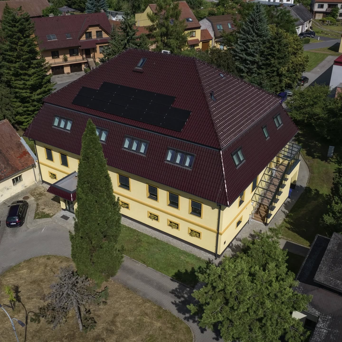 Správní budova Lesů ČR v Buchlovicích prošla kompletní modernizací – s důrazem na úsporu energií, komfort zaměstnanců. Díky promyšlené revitalizaci bude budova sloužit efektivně a ekologicky další desetiletí.
#revitalizace #buchlovice #lesycr #udržitelnýrozvoj #stavimechytre #energetickeuspory #zatepleni #modernizace