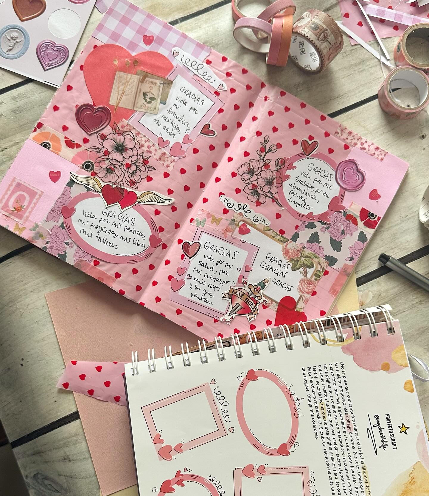 Soy la que rompo mis propias reglas. 🙋🏻♀️ ¿Fondo pintado? Mejor pego una bolsa de regalo. ¿Marcos con fotos? Mejor escribo dentro.
En la actividad del mes de julio de mi Agenda Scrap 2025, sugerí fondos pintados y recortar los marcos para fotos, pero en vez de eso, pegué una bolsa con corazones y los marcos los llené de agradecimientos (inspirada en la temática de la última edición de mi taller Scrap+Café).❤️✨Porque para mí lo importante de los disparadores que propongo es que te ayuden a crear, no que te limiten.
En estos días subo el proceso de esta actividad para que te animes también a jugar recortando y pegando.📍✂️ Usé marcos y stickers de mi agenda scrap 2025 y muuuuuchos corazones.❤️🥰
Comentá QUIERO y te envío GRATIS el pdf para imprimir y hacer la actividad de julio. ✂️✨
El próximo TALLER de SCRAP + CAFÉ va a ser el 9 de agosto de 16 a 18hs en CABA, ya están abiertas las inscripciones! ✂️☕️
Que tengas una hermosa semana.
Giselle✨🫀
@saycheesetolife
#spreaddehoy #collage #journaling #julio #corazones #agenda #tallercreativo #scrapbooking #scrap #inspiración #actividadscrap #illustration #art #drawing #artwork #digitalart #graphicdesign #digitaldesign #artist #inspiration #colour #gisellemazzeo #saycheesetolife