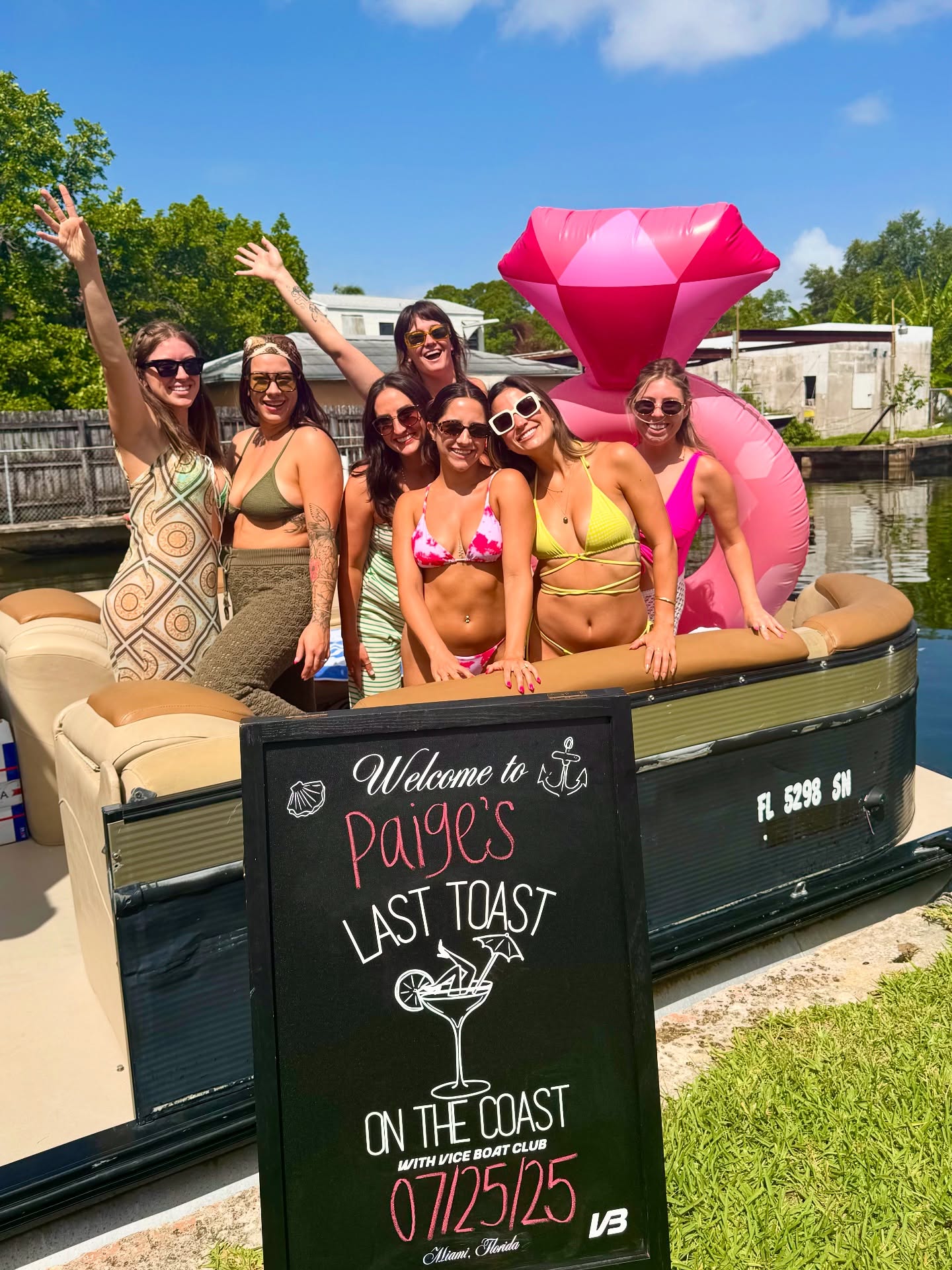 Pink floatie + Miami skyline + best crew = bach party goals 👯♀️💖 DM us to book your yacht day!
#bachelorettegoals #miamibachelorette #bachelorettemiami #bacheloretteweekend #bachweekend #miamibach