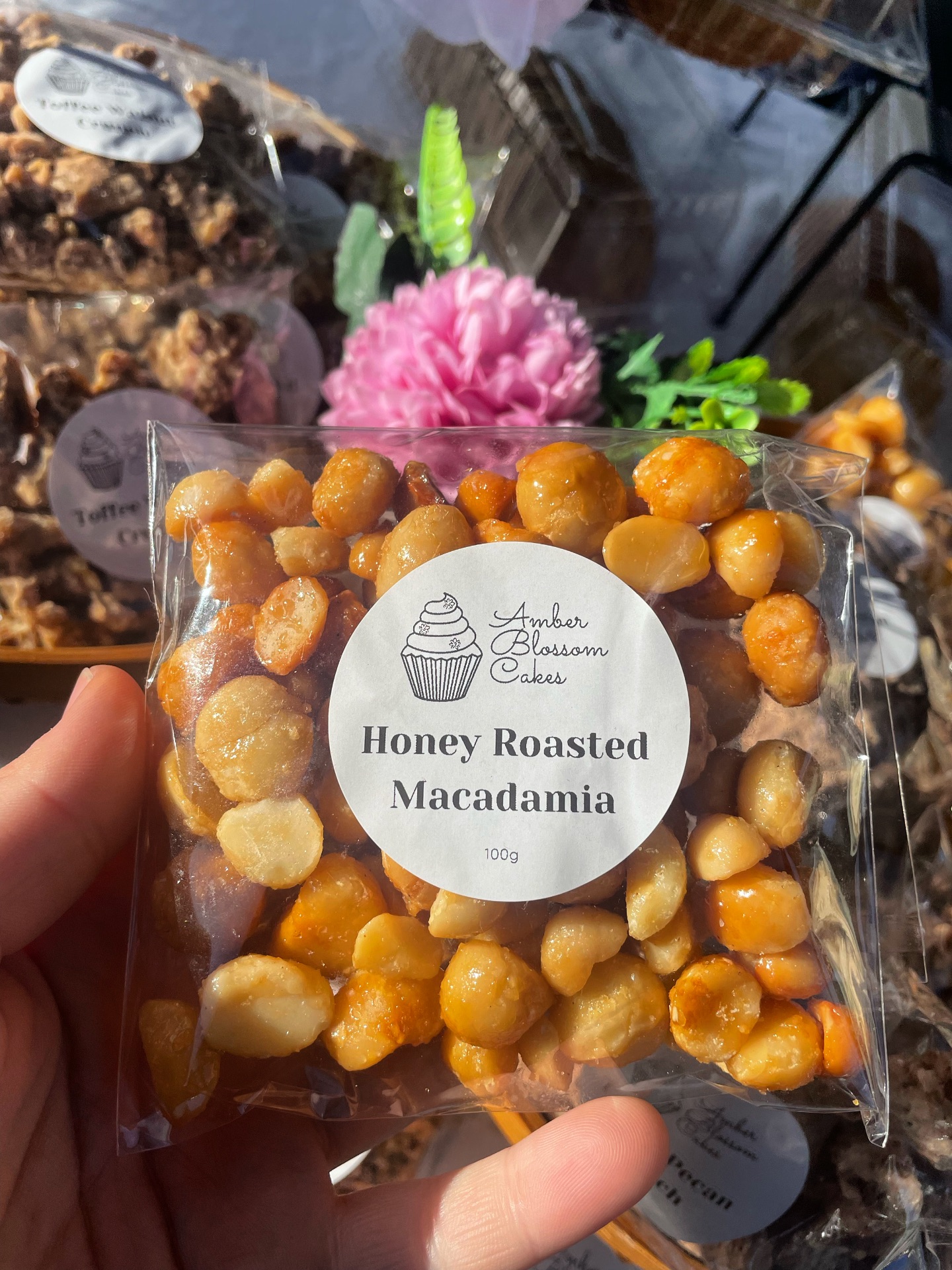 🥜 Honey roasted macadamias — sweet, crunchy and so moreish! Perfect little market day snack ✨
#amberblossomcakes #honeyroastedmacadamia #marketdaytreats