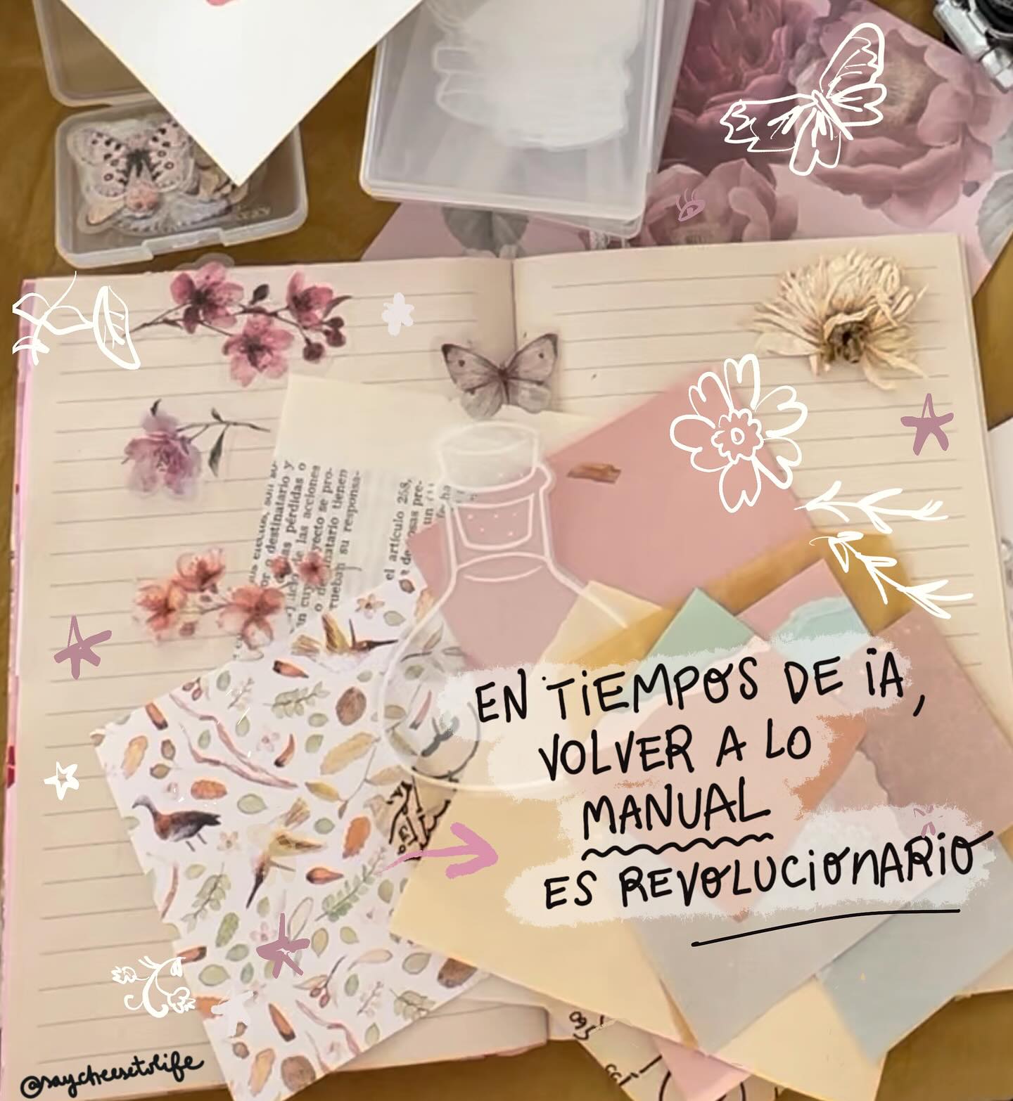 En tiempos de Inteligencia Artificial volver a lo manual es revolucionario.✨
Esta idea me quedó dando vueltas después de dedicar semanas a recortar, pegar y diseñar con papeles y texturas para este proyecto editorial hermoso al que me convocaron Vicky y Erika, dos psicólogas con un propósito: crear un libro/diario para acompañar a mujeres que están en la Betaespera. El libro ya está en imprenta y por eso puedo contarles que muy pronto verá la luz!
Hermoso el equipo de mujeres que se armó para este proyecto que me hizo volver a diseñar jugando y disfrutando del proceso de transmitir con los colores y dibujos. Gracias @lic.victoriastelluto y @erivalpsi por confiar en mi trabajo y arte. Qué placer trabajar junto a @soyerikawrede , si necesitan editora, no duden en contactarla!✨
Pronto, cuando salga de imprenta les contaré más! Mientras, pueden ir chusmeando en @diario.betaespera .
Giselle✨🫀
#scrapbook #scrapbooking #scrapbookingargentino #artjournal #diario #betaespera #diariobetaespera
#creatividad #papel #arteconpapel #documentacioncreativa
#creacionconsciente
#mujerescreando #saycheese #saycheesetolife