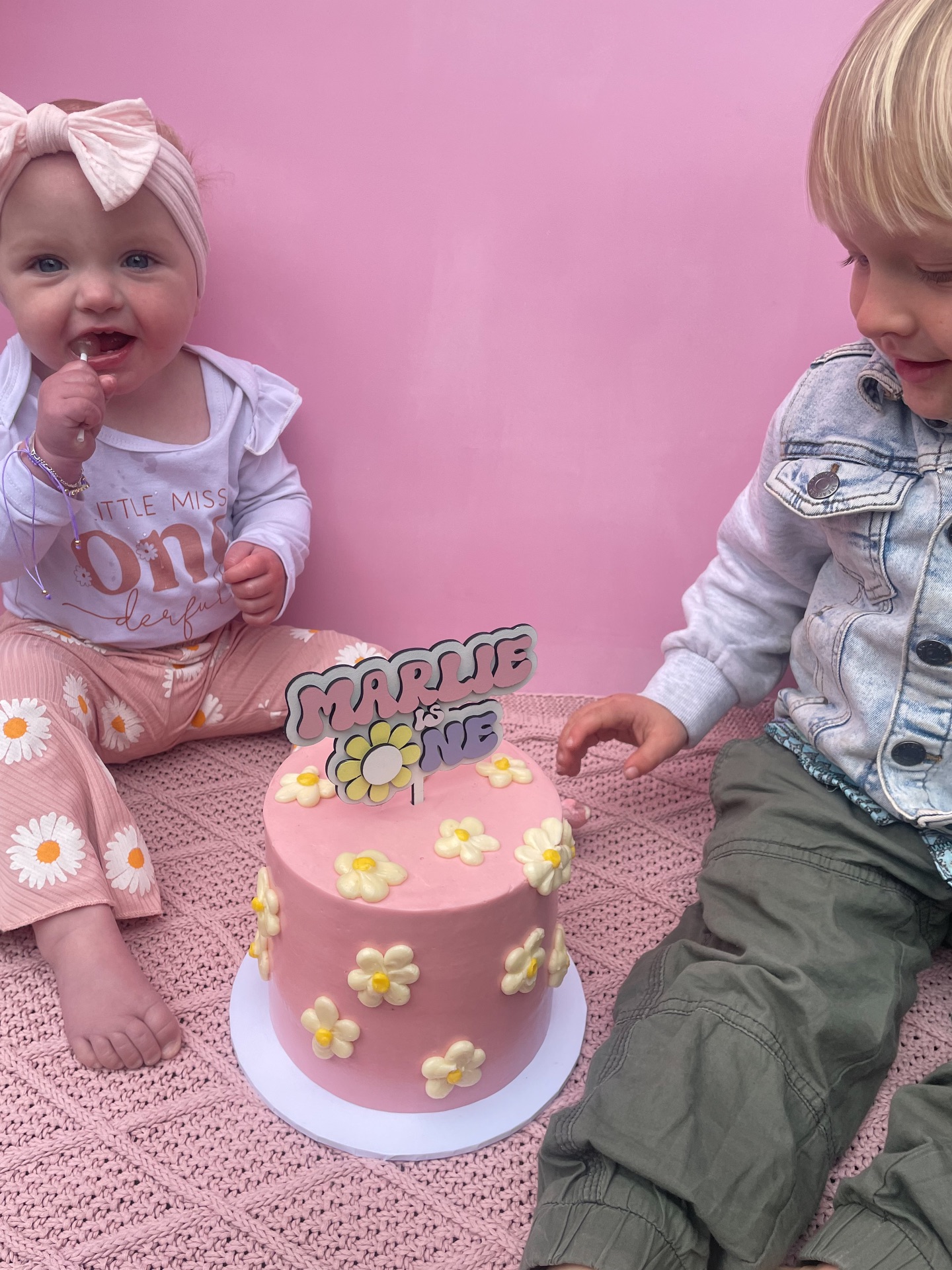 ✨ Marlie’s first birthday ✨ A vegan smash cake just for the birthday girl, with a little help from her big brother 💕 Plus mini cupcakes to share with all the guests!
#FirstBirthday #SmashCake #VeganCake #MiniCupcakes #BirthdayGirl #BigBrotherLove #AmberBlossomCakes #BirthdayTreats #VeganBaking