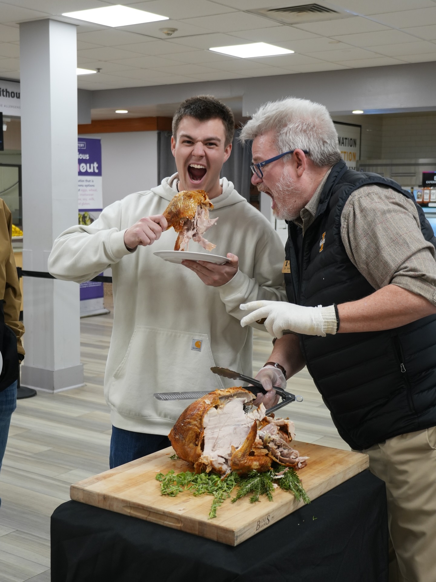 More and more thankful every year for the Vandal Family! Tag a Vandal you’re thankful for! 💛🖤🦃#Thanksgiving
📸 Friendsgiving in the Eatery with @uidahoeats