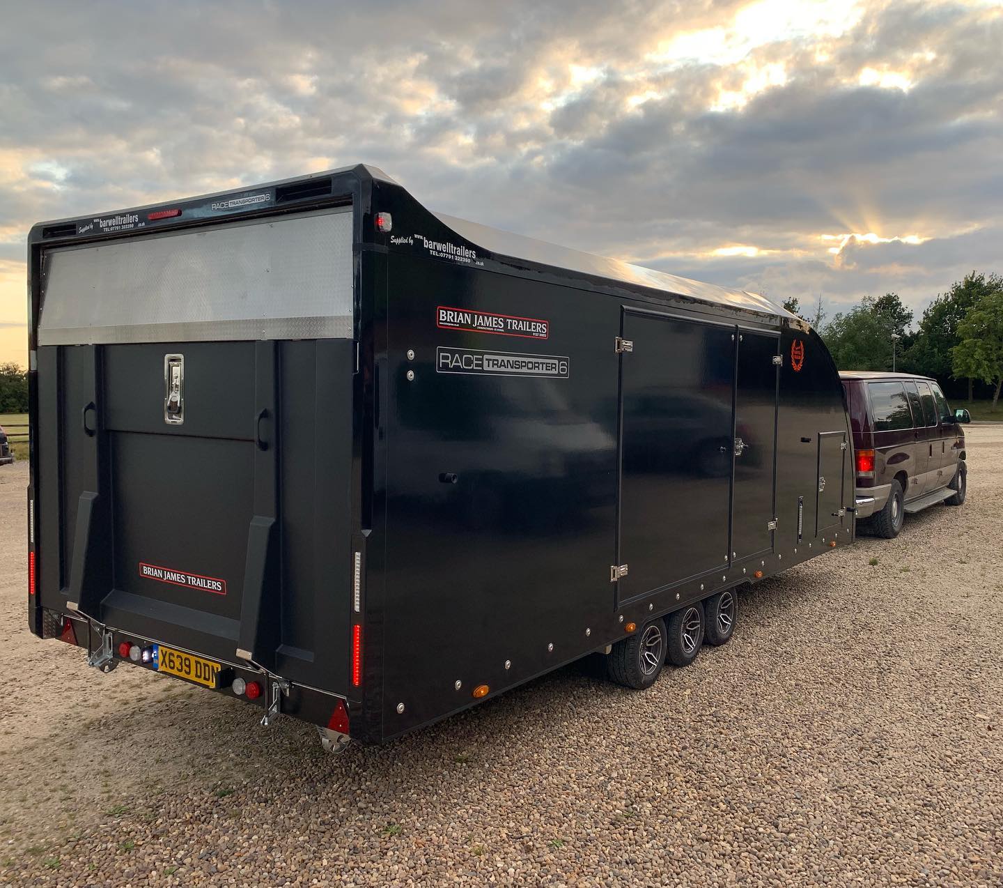 @barwelltrailers delivered in a three hour timescale - the new @brianjamestrailers RT6-2040 is here, transport services are very much go and next stop - Milan!
#thatraceteam
#specialistvehicletransport
#coveredcartransport
#racecartransport