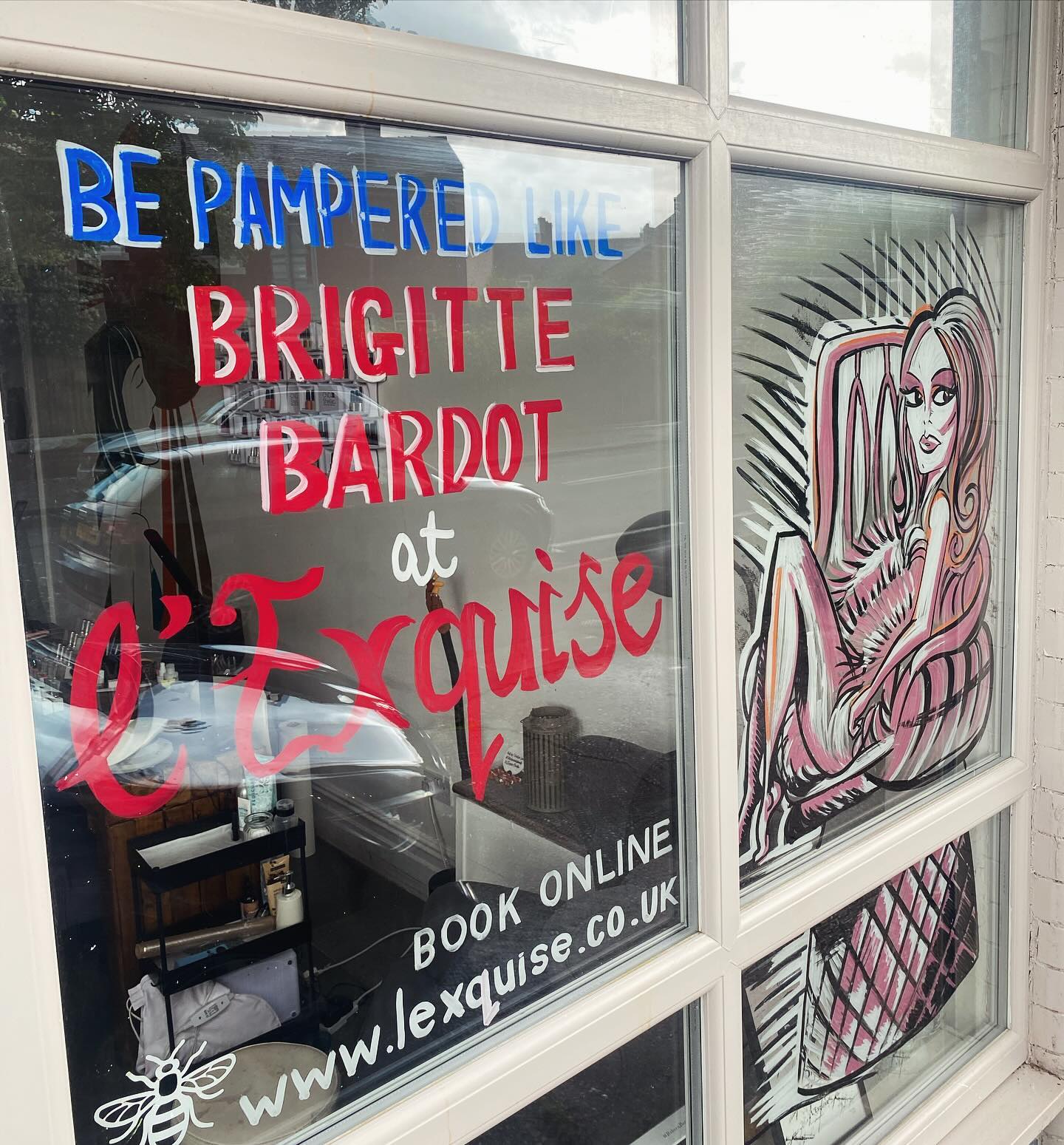 @sallymarshallart working her magic again with this hommage to Brigitte Bardot 😍 at L’Exquise 🤍