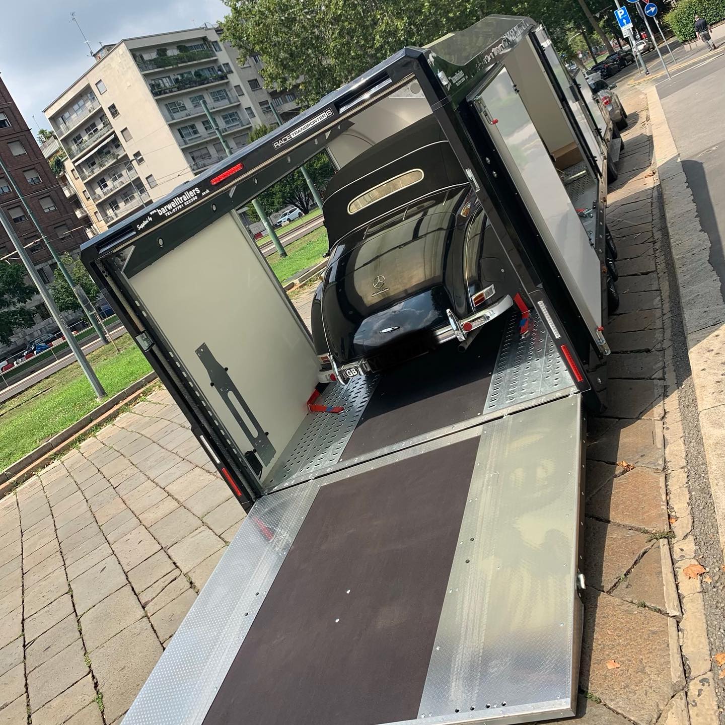 First Job for the new @brianjamestrailers RT6-2040 was this beautiful, fully original and unrestored W187 Mercedes 220A. Urgently required by the customer, they’re now reunited in Milan... #backinthegame
#thatraceteam
#coveredcartransport
#vehicletransport
#mercedes220a
#classiccartransport