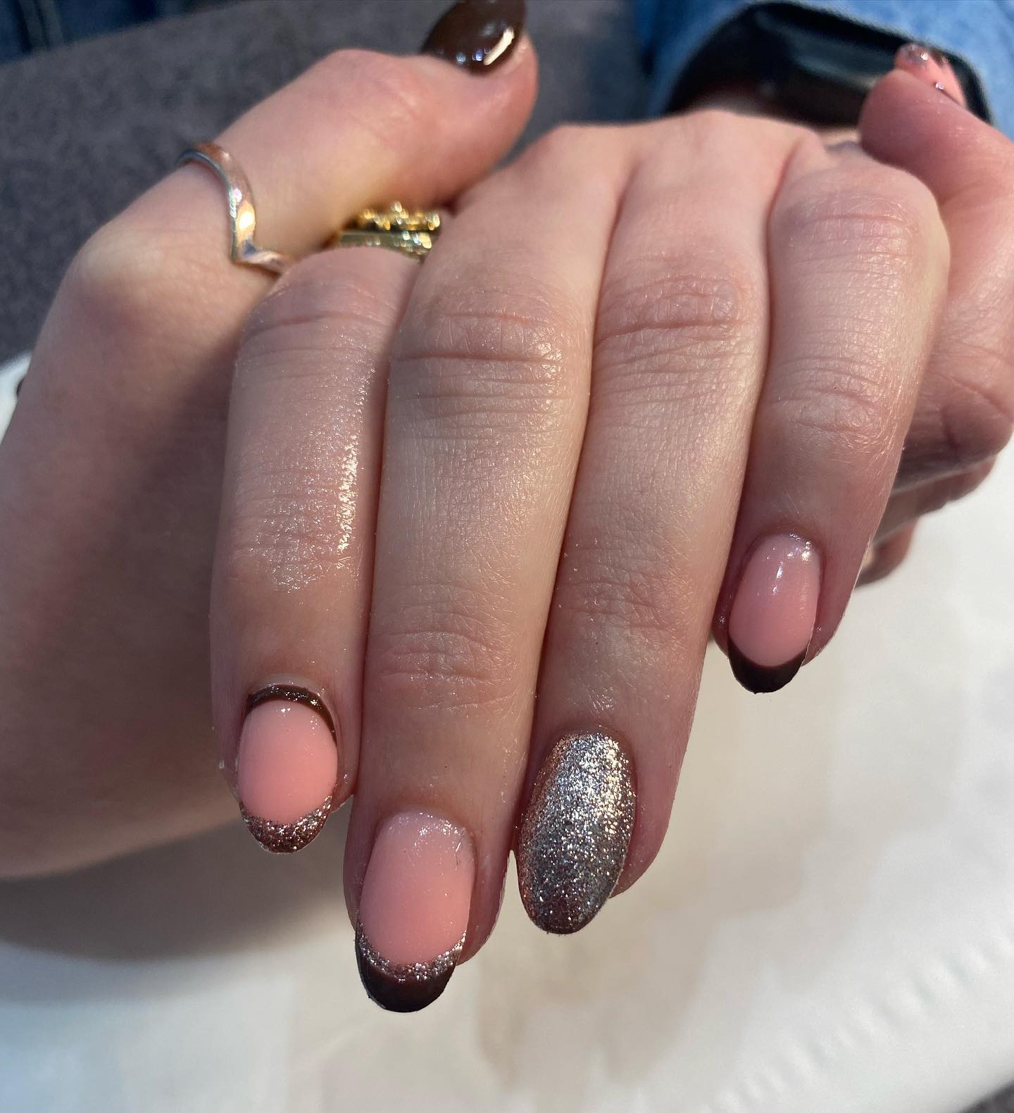 Getting festive! Beautiful combo here:
BIAB 18
Chocolate
Rose gold 😍 #thegelbottle