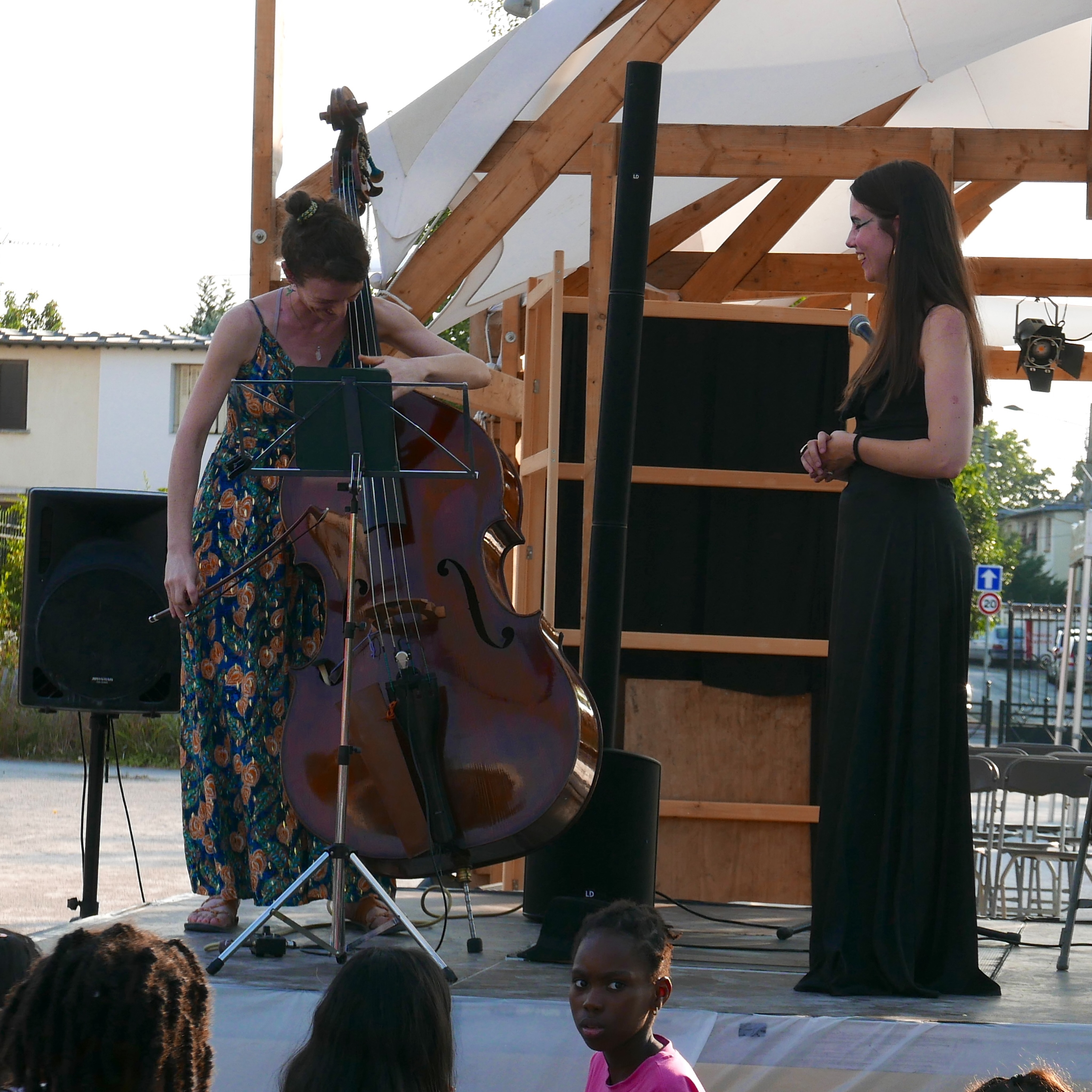 Hier à Corbeil-Essonnes, un petit concert d’extraits de *Lignes de faille / Fault Lines* avec @amelielejosne au @festivalbaraktheatre avec le collectif @contreouvert / Small concert of folk, jazz and cabaret songs yesterday in the south of Paris at the BarakTheatre festival. #concert #voiceanddoublebass