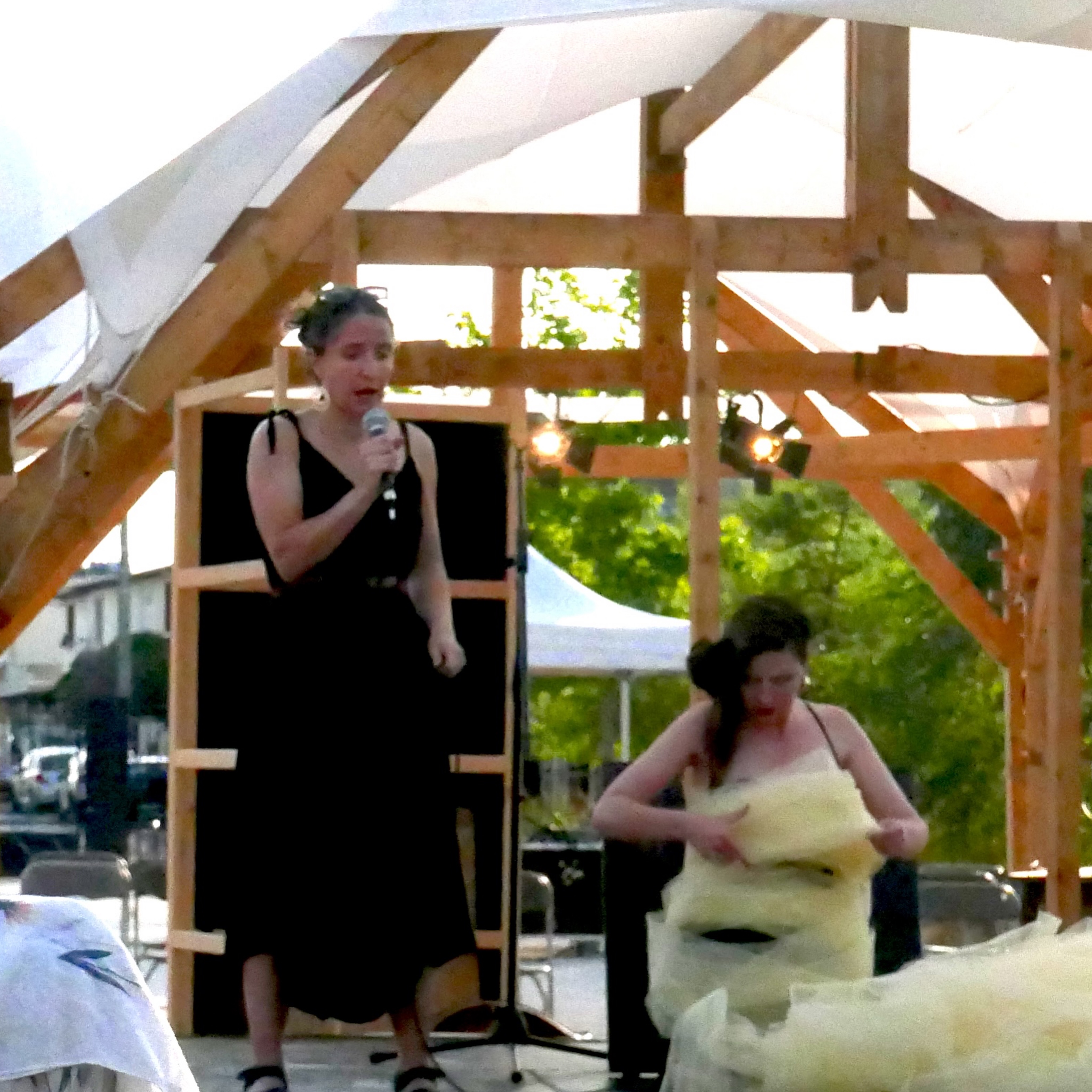 Première présentation publique d’un petit extrait du spectacle Diva Lazarus créé par @contreouvert (@silviaberrone, @lucie.mao) au sein du @festivalbaraktheatre #théâtredelarue #streettheatre