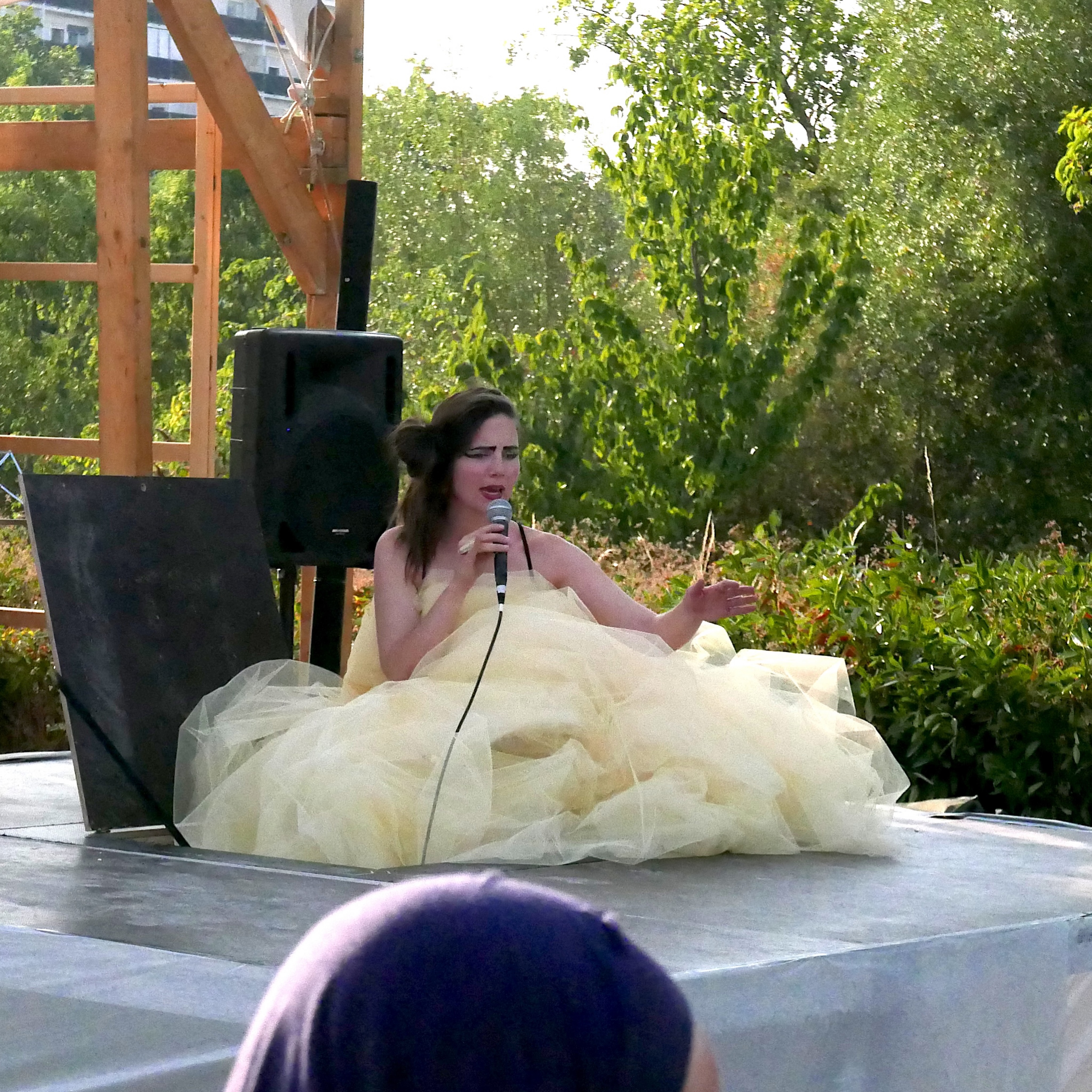 Première présentation publique d’un petit extrait du spectacle Diva Lazarus créé par @contreouvert (@silviaberrone, @lucie.mao) au sein du @festivalbaraktheatre #théâtredelarue #streettheatre
